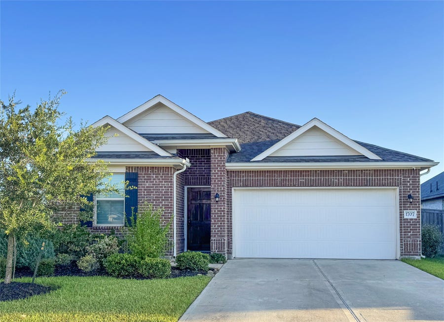 Property photo for 1707 Prairie Ridge Court, Angleton, TX