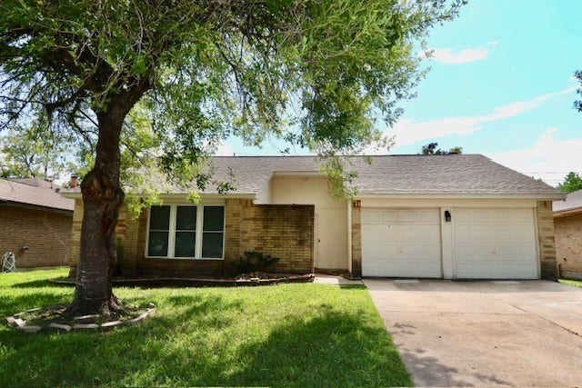 Property photo for 17122 Coachmaker Drive, Friendswood, TX