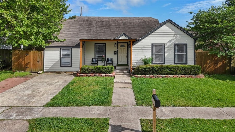 Property photo for 1702 Alabama Street, Baytown, TX