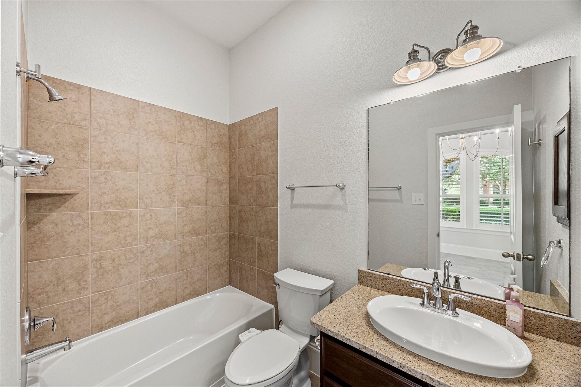 6518 Dallerton st, Sugar Land, TX 77479 Private bathroom exclusively for the guest suite.