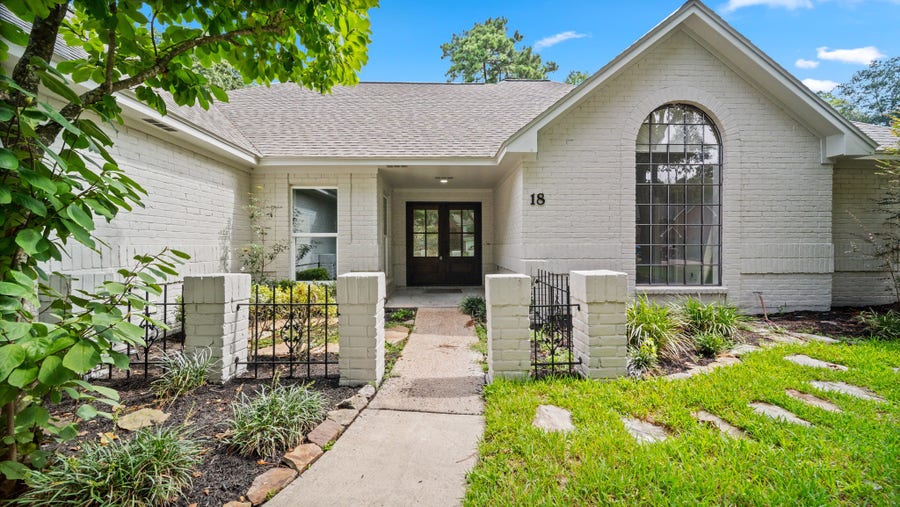 Property photo for 18 Windsor Drive, Conroe, TX