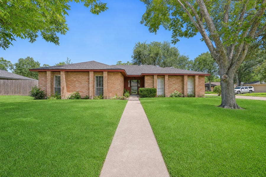 Property photo for 305 Castlelake Drive, Friendswood, TX
