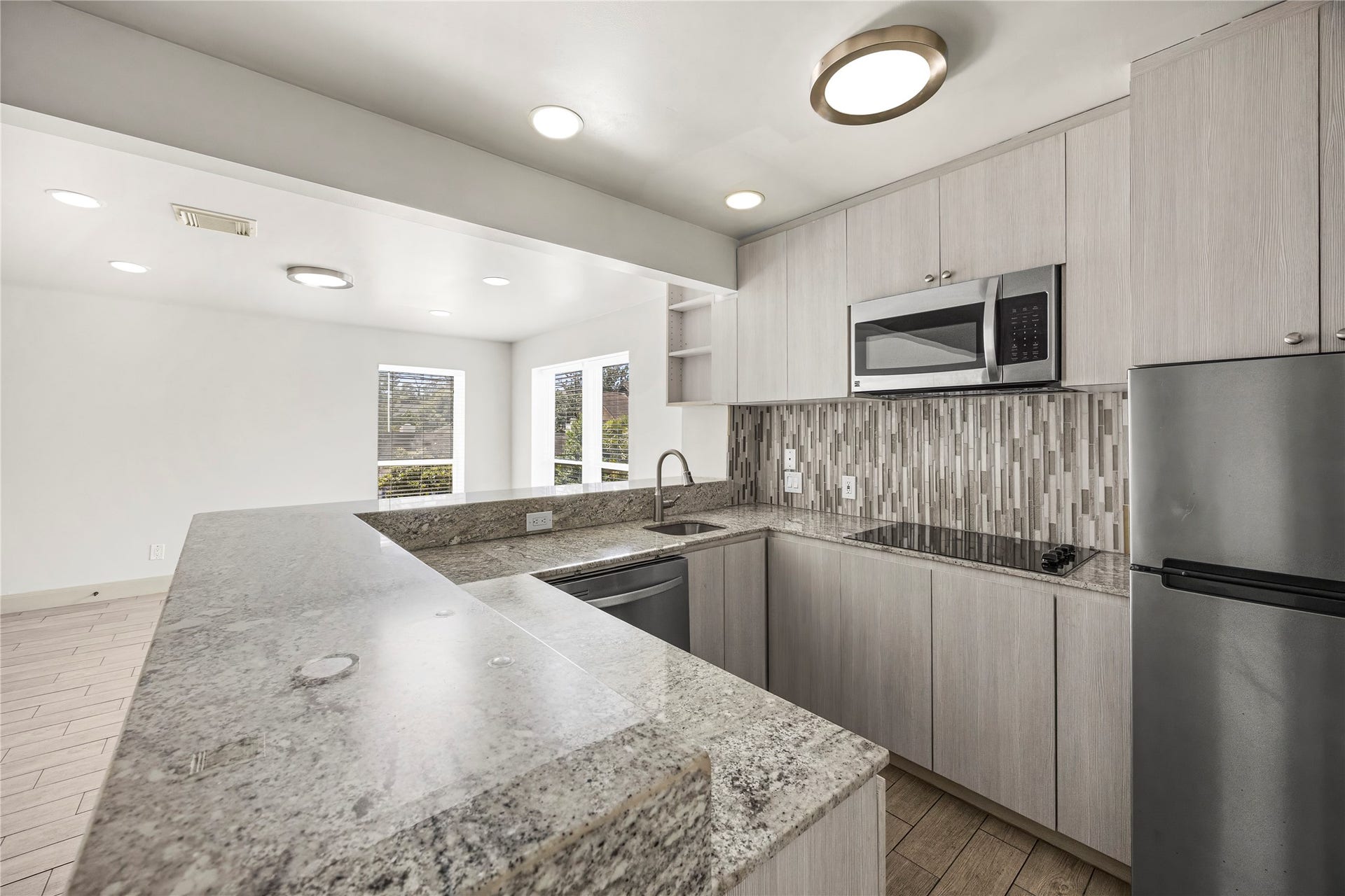 1716 Maryland Street, #B, Houston, TX 77006 Disclaimer: This photo is not of the actual unit. The actual unit has a 1 year old full range stove.
