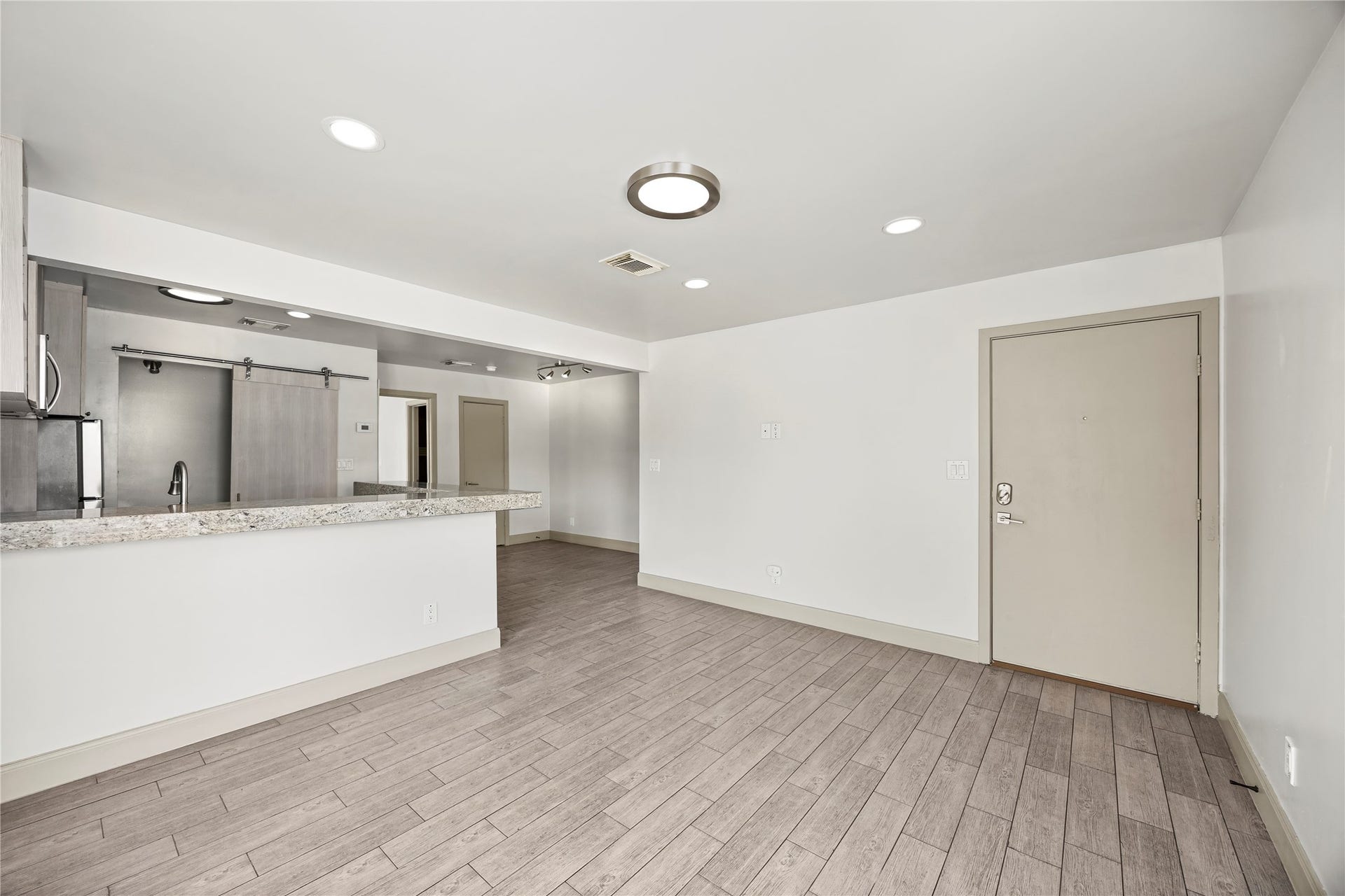1716 Maryland Street, #B, Houston, TX 77006 Disclaimer: The photos used are for display purposes. These are not photos of the actual unit. The unit is the same style, color and floorplan. Some things ma change such as cooktop vs full range stove and ceiling fans.
