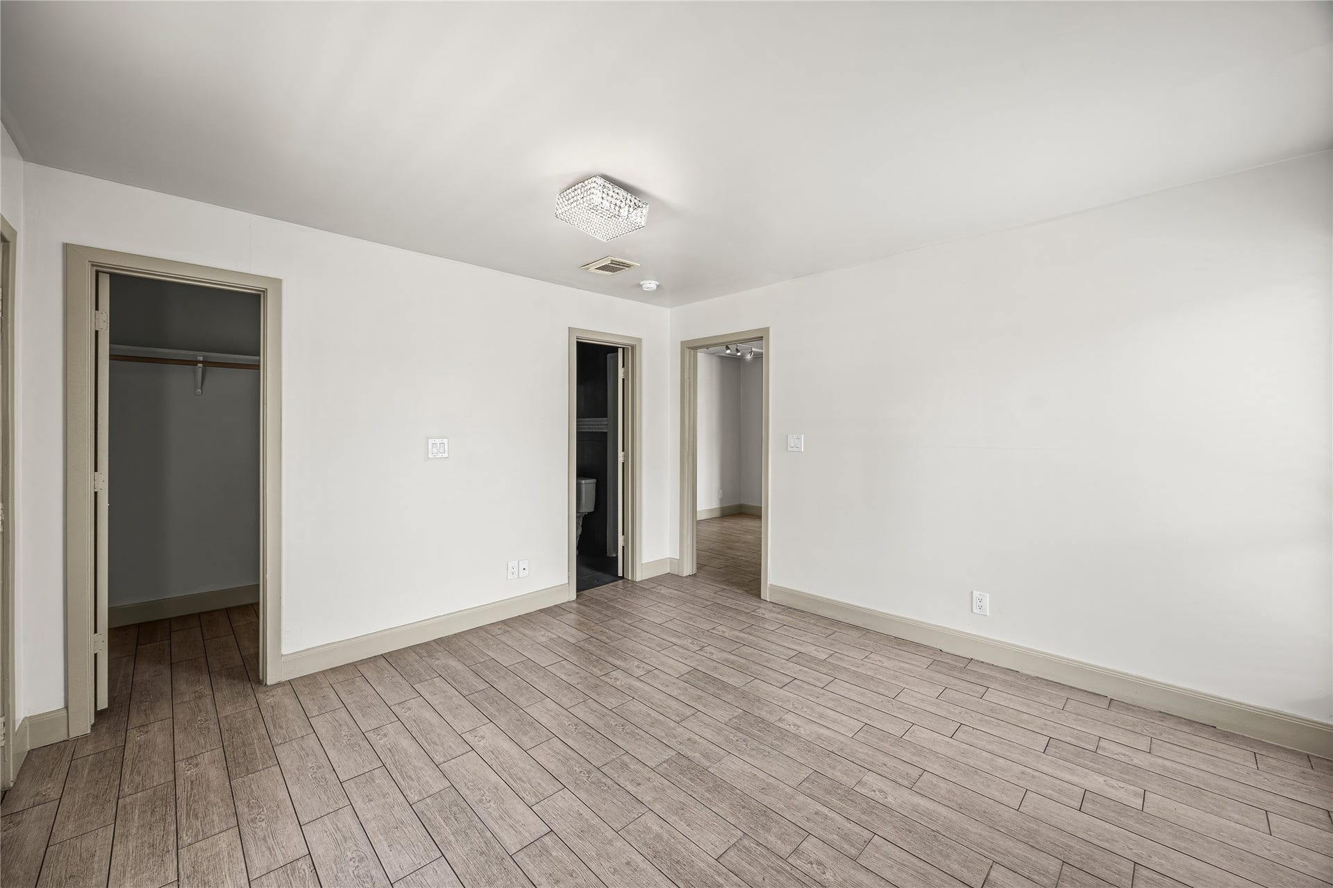 1716 Maryland Street, #B, Houston, TX 77006 Disclaimer: This is not the actual unit. The actual unit has a ceiling fan installed.
