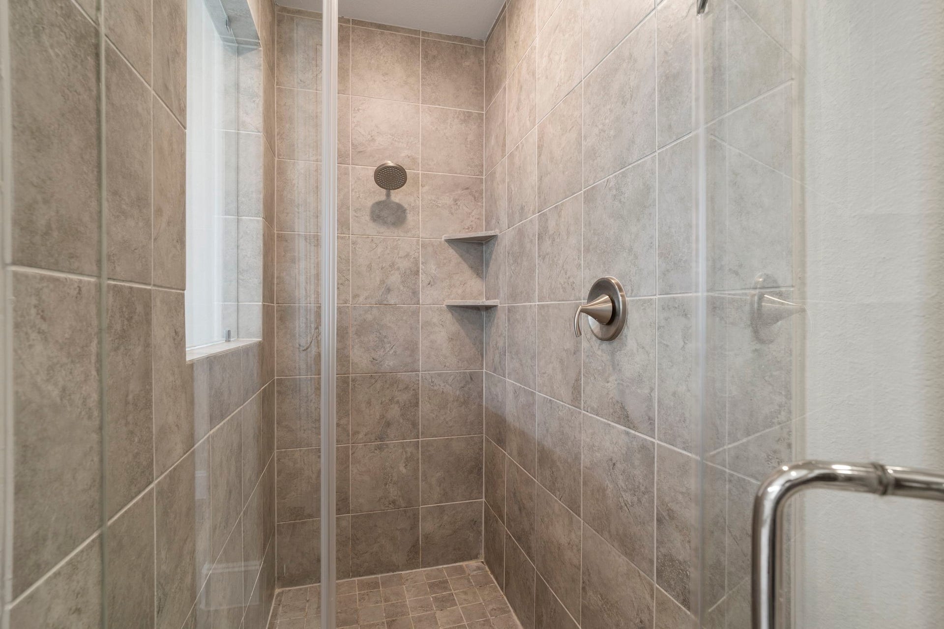 9410 Mount Logan, Missouri City, TX 77459 The separate walk in shower offers a spa like experience.