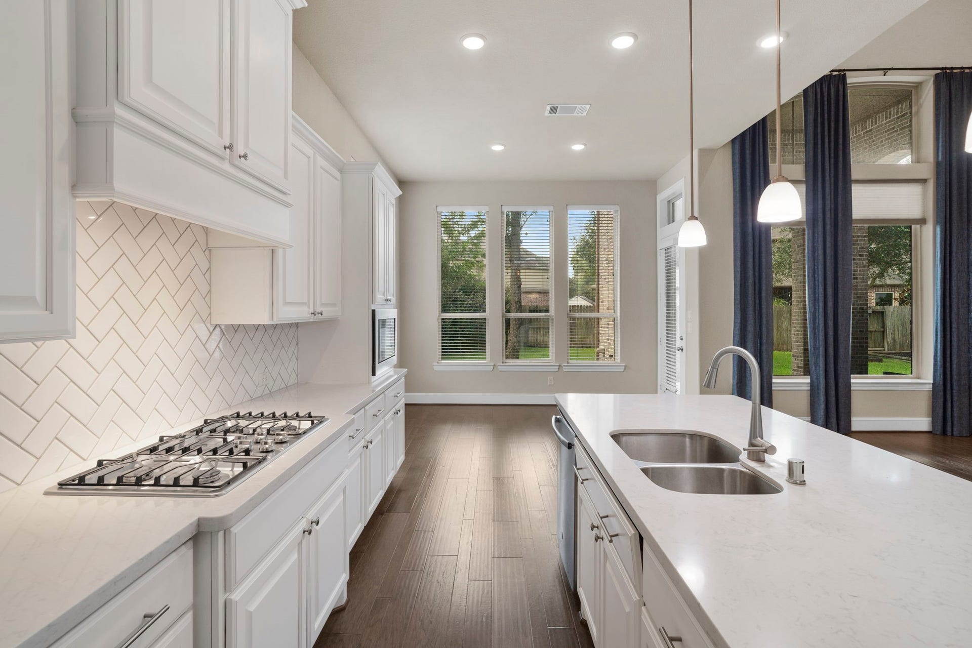 9410 Mount Logan, Missouri City, TX 77459 The open-concept layout seamlessly connects to the breakfast area and soaring family room, creating the perfect space for everyday living and effortless entertaining.