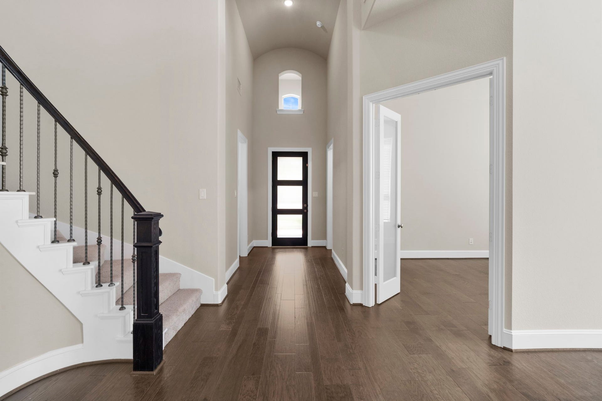 9410 Mount Logan, Missouri City, TX 77459 Bathed in natural light, the grand entry sets the tone for the home's refined design while offering a seamless transition to the private study and main living areas.