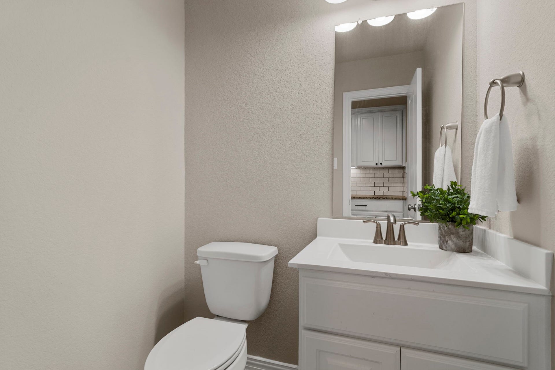 9410 Mount Logan, Missouri City, TX 77459 An upstairs half bath is perfect for guests and located between the gameroom and media room.