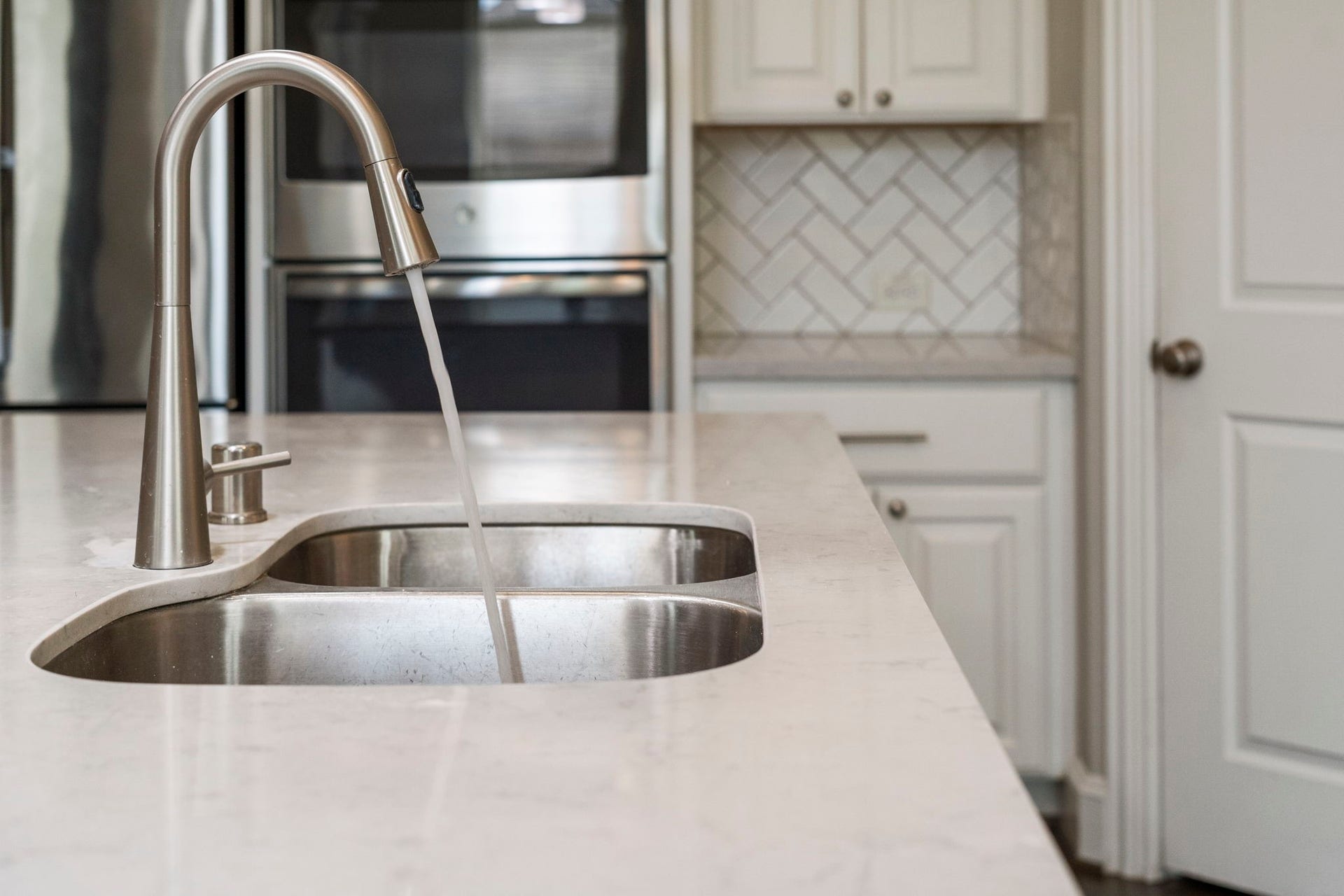 9410 Mount Logan, Missouri City, TX 77459 Thoughtful finishes and quality craftsmanship make this kitchen as beautiful as it is practical.