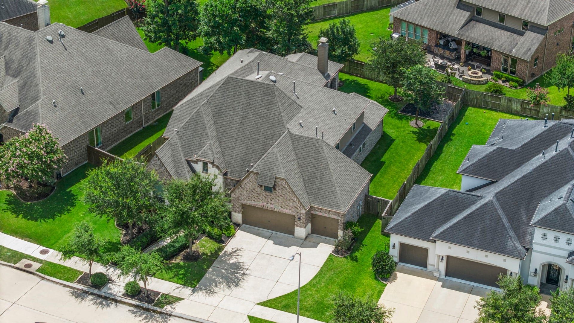 9410 Mount Logan, Missouri City, TX 77459 Offering 5 bedrooms 4 full baths, 2 half baths and a 4 CAR GARAGE!