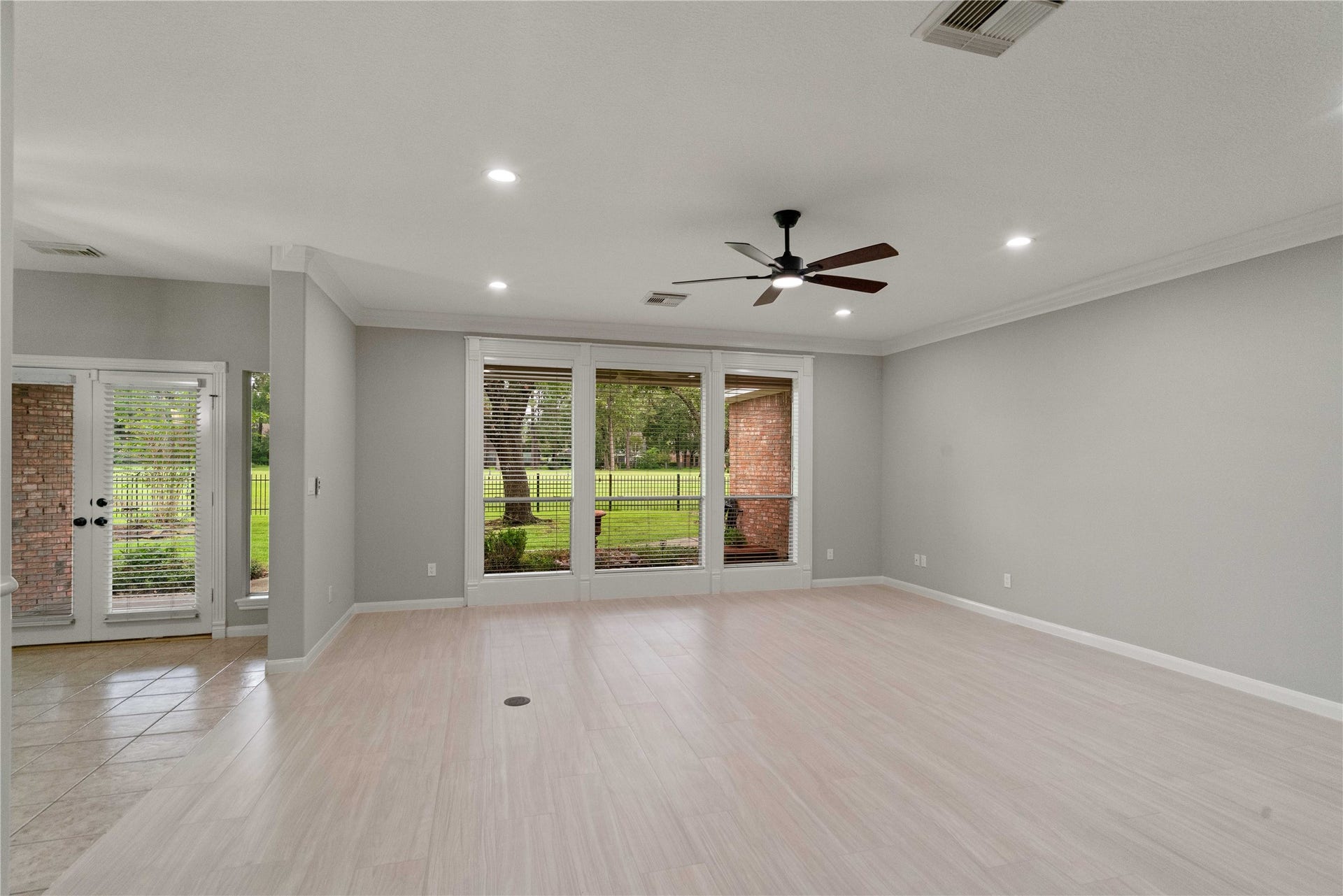 20403 Atascocita Shores Drive, Humble, TX 77346 Living Room