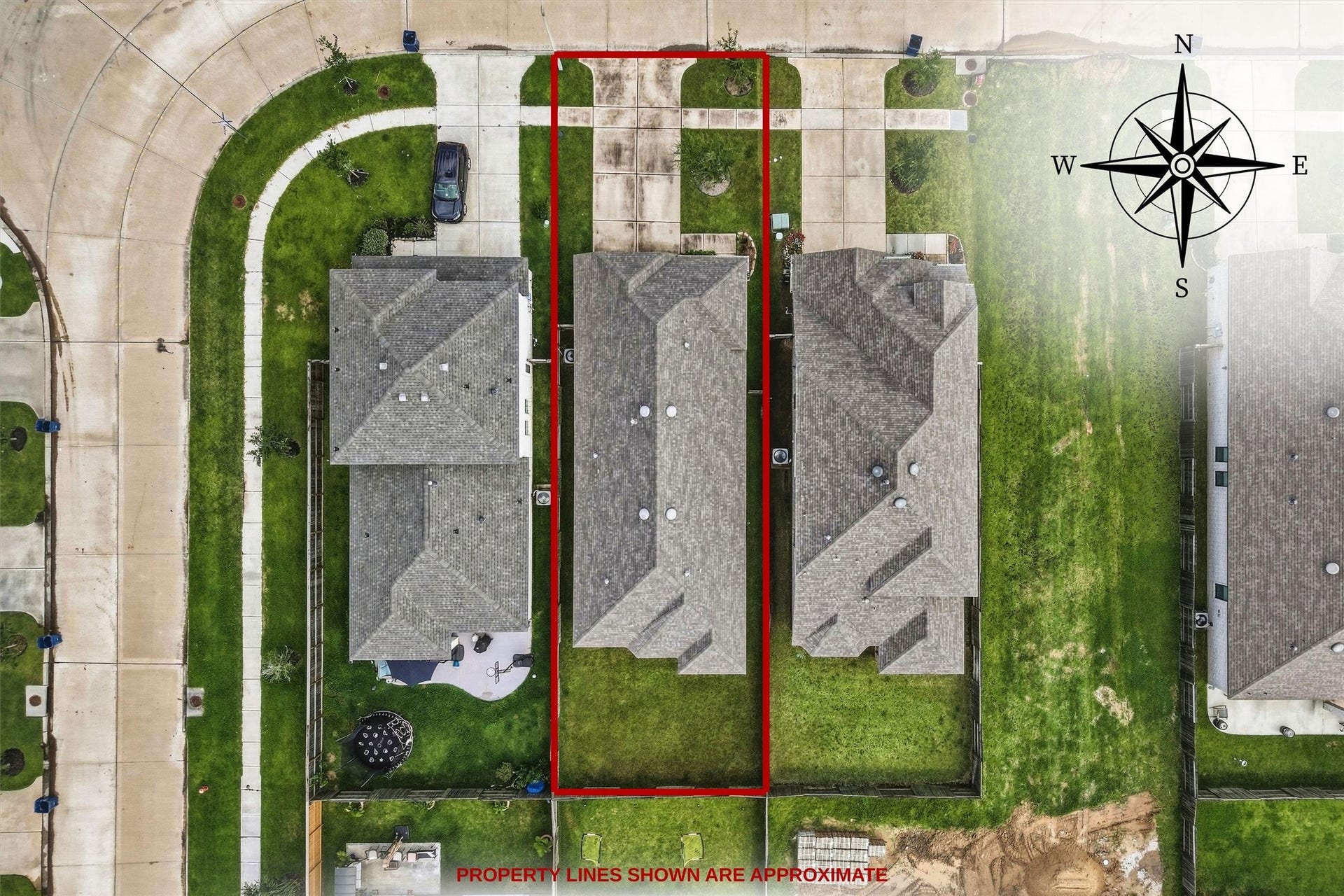 13109 Blue Flora Drive, Texas City, TX 77568 Great sized backyard! Neighbors have an extended back patio and large trampoline for scale!