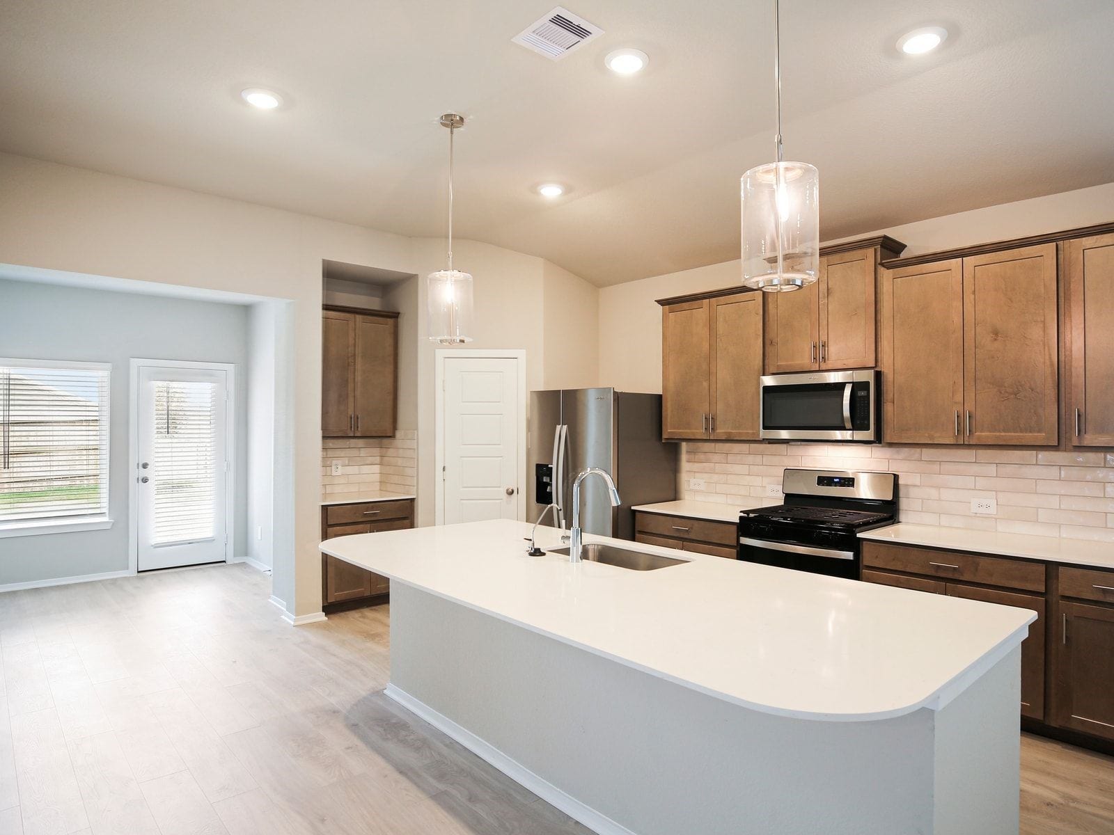 6021 Palmetto Bluff Trail, Pearland, TX 77584 6021 Palmetto Bluff Trail, Pearland, TX 77584