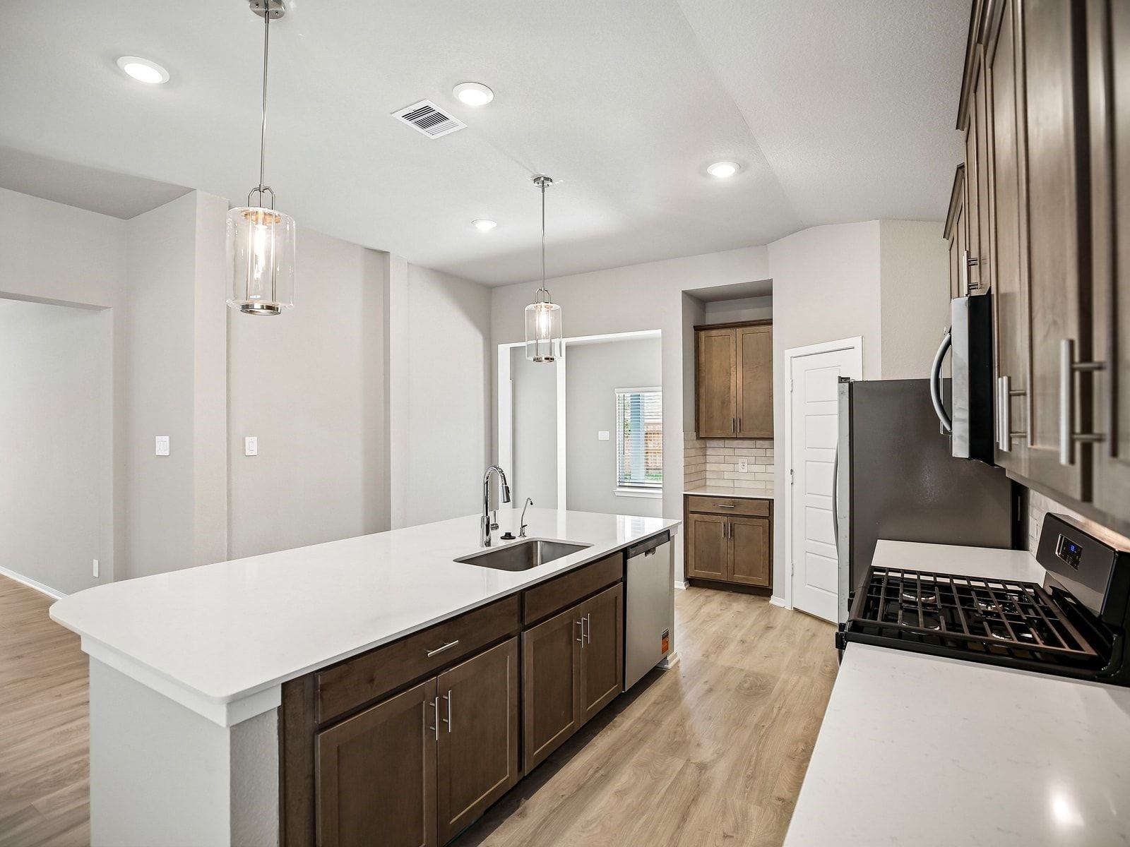 6021 Palmetto Bluff Trail, Pearland, TX 77584 6021 Palmetto Bluff Trail, Pearland, TX 77584