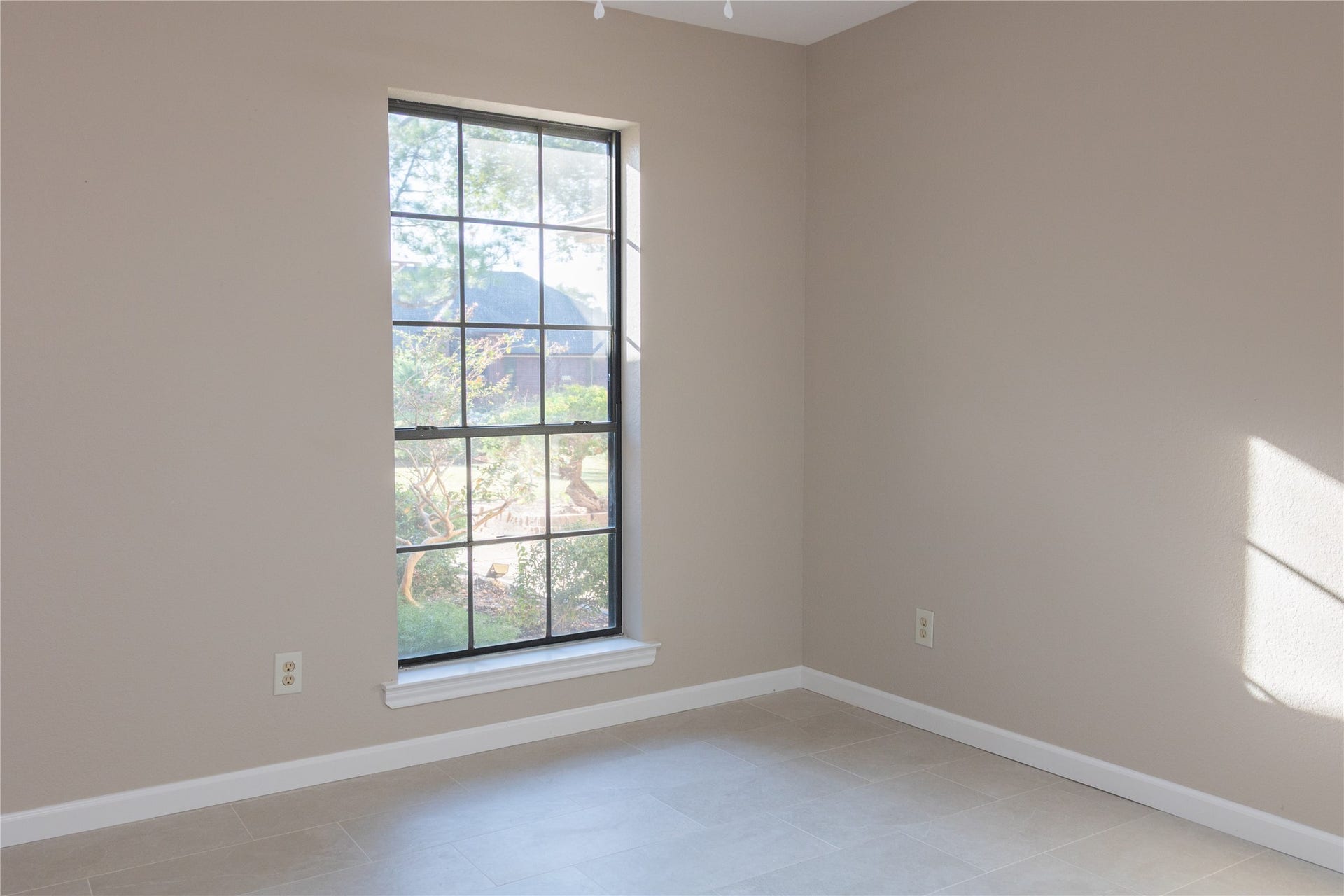 Secondary bedroom.