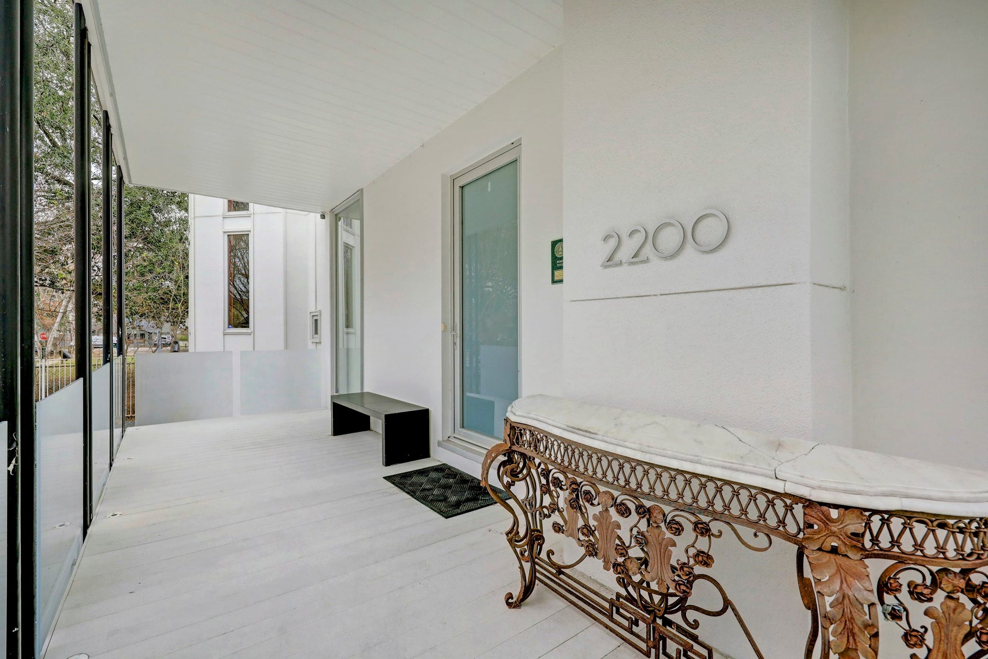 2200 Harvard Street, Houston, TX 77008 The deep and wide front porch welcomes its visitors and sets the scene for the contemporary and classic finishes within.