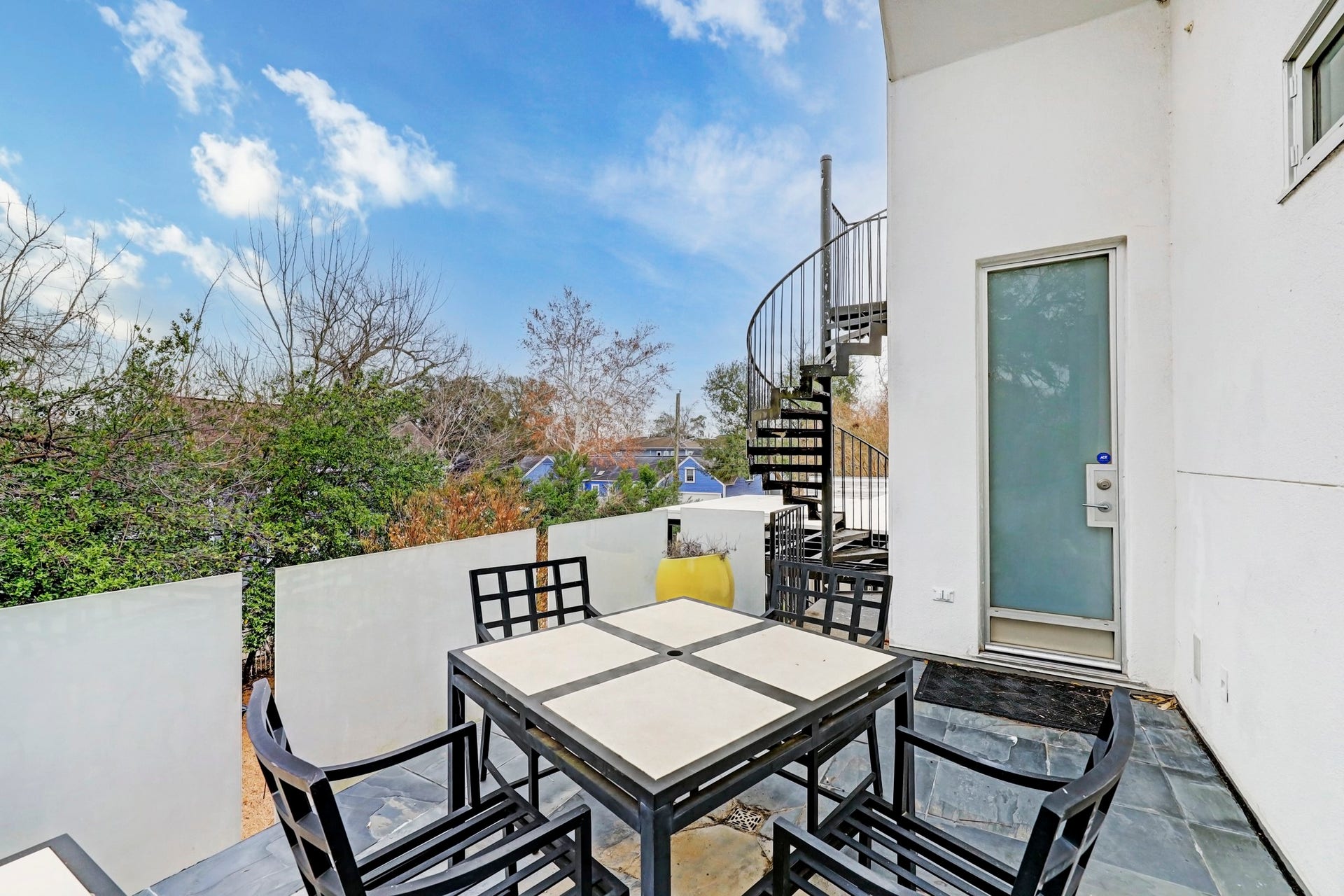 2200 Harvard Street, Houston, TX 77008 Several rooftop terraces are easily accessible and provide ideal settings for your morning coffee or a glass of wine to watch the sunset.