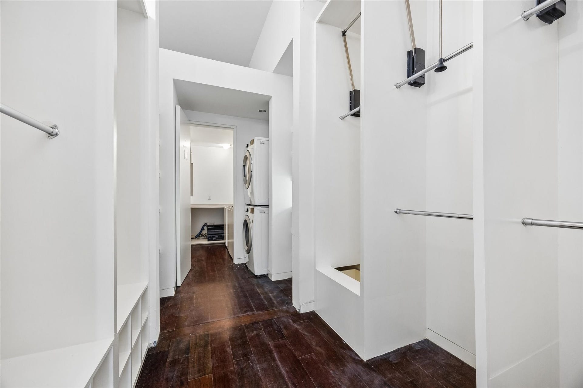 2200 Harvard Street, Houston, TX 77008 Thoughtfully designed for everyday ease, the primary closet connects directly to the laundry room, where a sink, generous counter space, and ample storage add exceptional convenience.