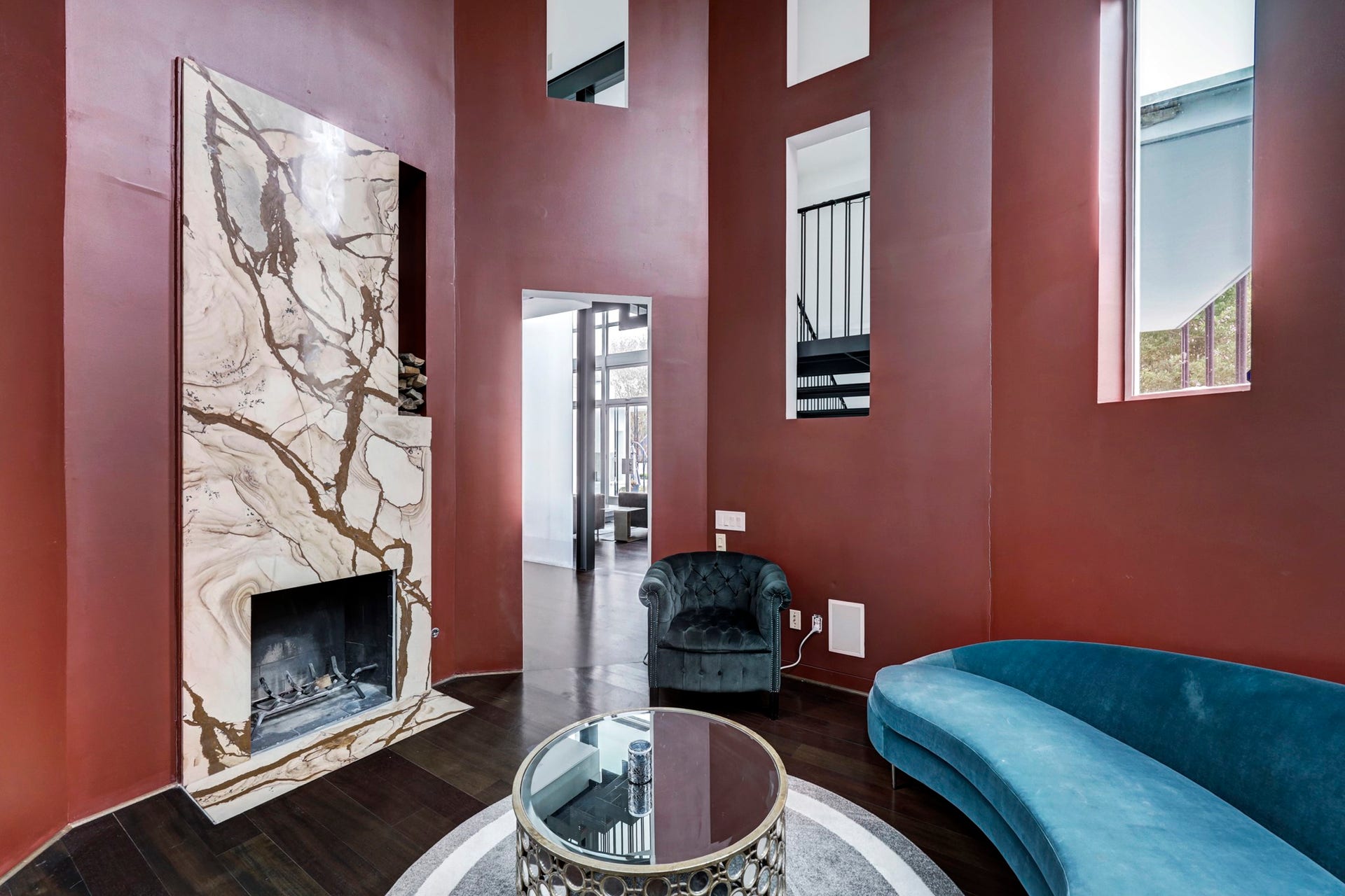 2200 Harvard Street, Houston, TX 77008 Unwind and relax fireside under the sky high ceilings of the art room/lounge.