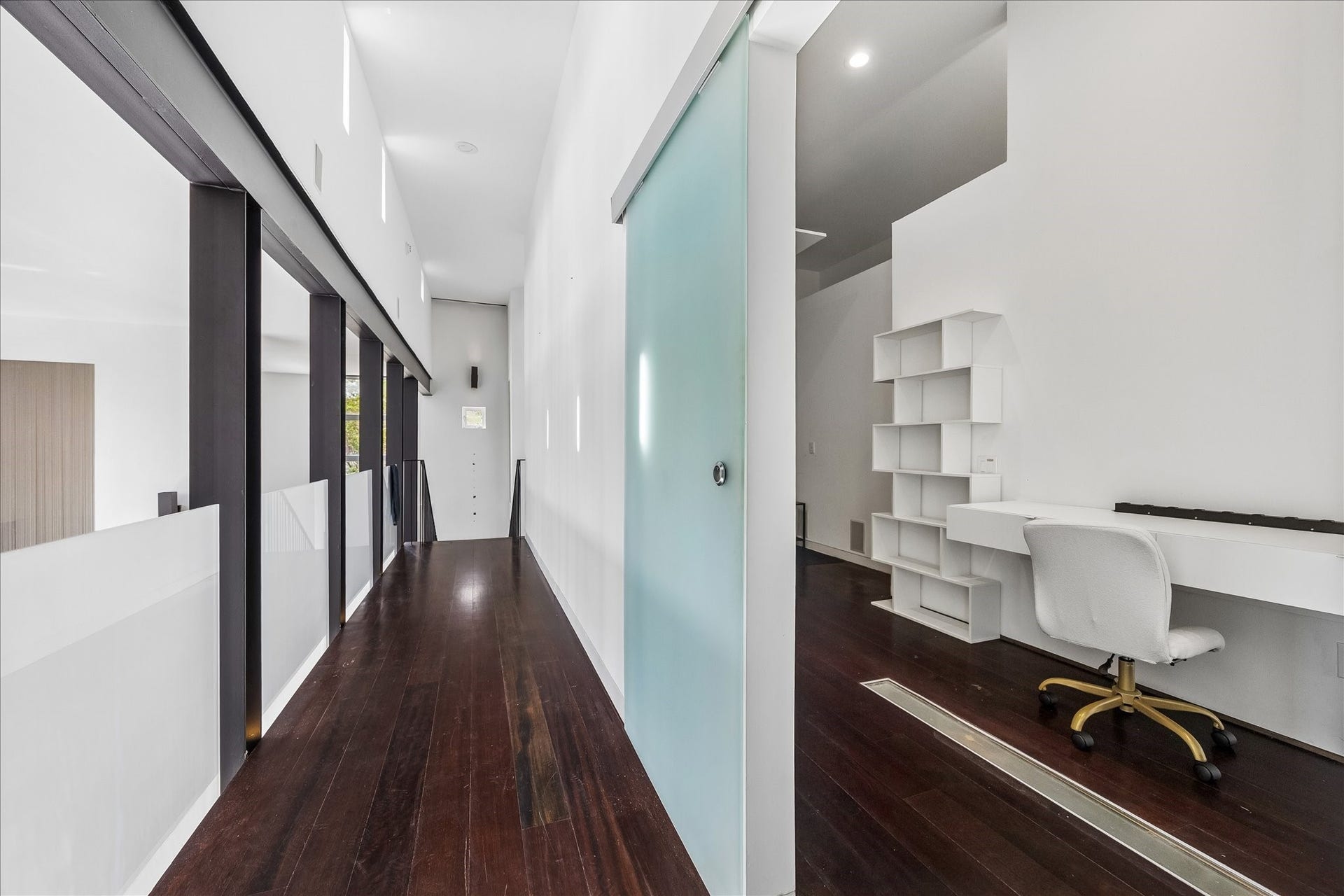 2200 Harvard Street, Houston, TX 77008 The flex space with soaring ceilings, rich hardwood floors, built-in shelving and workspace, and a striking fireplace. Its generous proportions offer flexibility for use as a home office, library, media room, or additional living area.