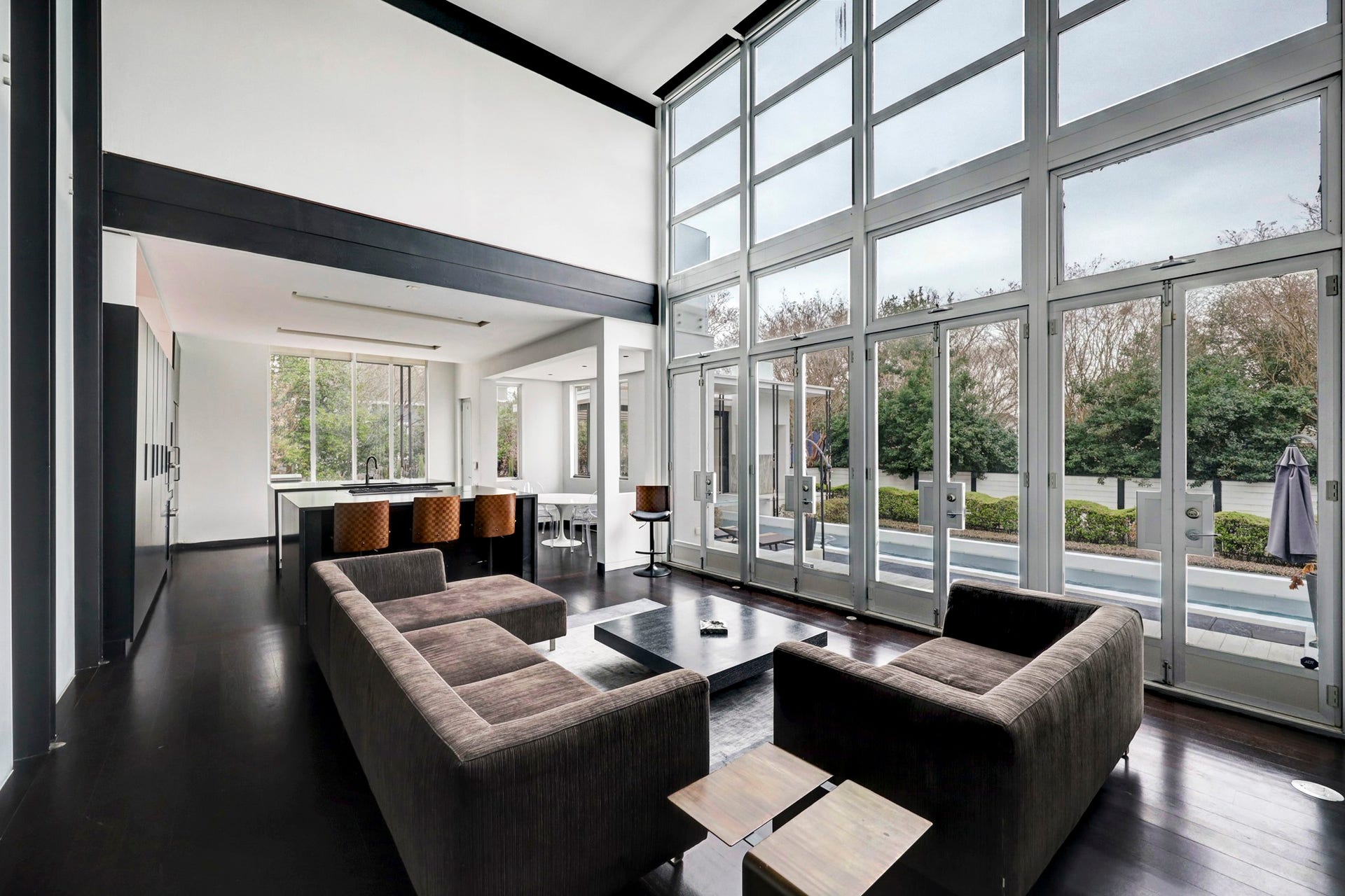 2200 Harvard Street, Houston, TX 77008 Stunning high ceilings and striking Brazilian cherry wood floors accentuate the living spaces as they seamlessly coincide throughout the first floor. Make the room a bit more intimate by lowering the electric retractable shades.