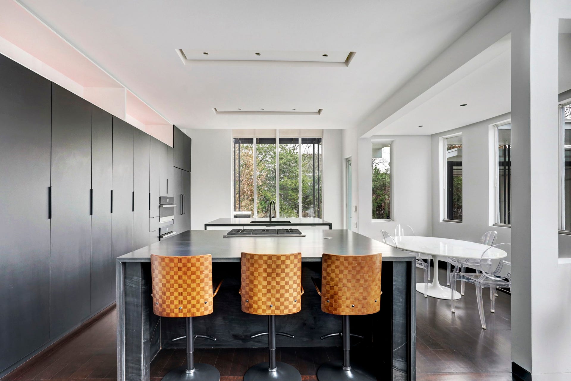 2200 Harvard Street, Houston, TX 77008 The kitchen is a chef's dream, with ample counter space, hidden storage, and a minimalist design that is both functional and beautiful. The kitchen is perfect for whipping up gourmet meals or simply enjoying a cup of coffee.