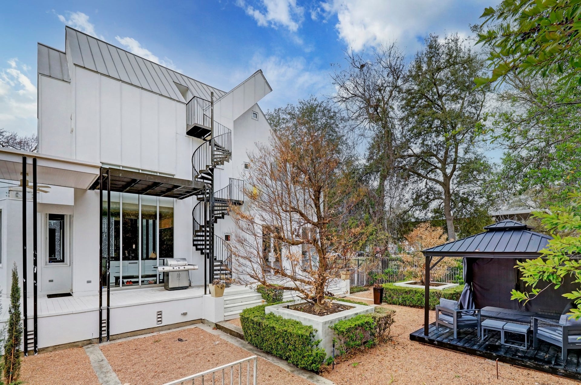 2200 Harvard Street, Houston, TX 77008 The easy-maintenance yard is the perfect space for entertaining and relaxing, with ample room for outdoor gatherings.