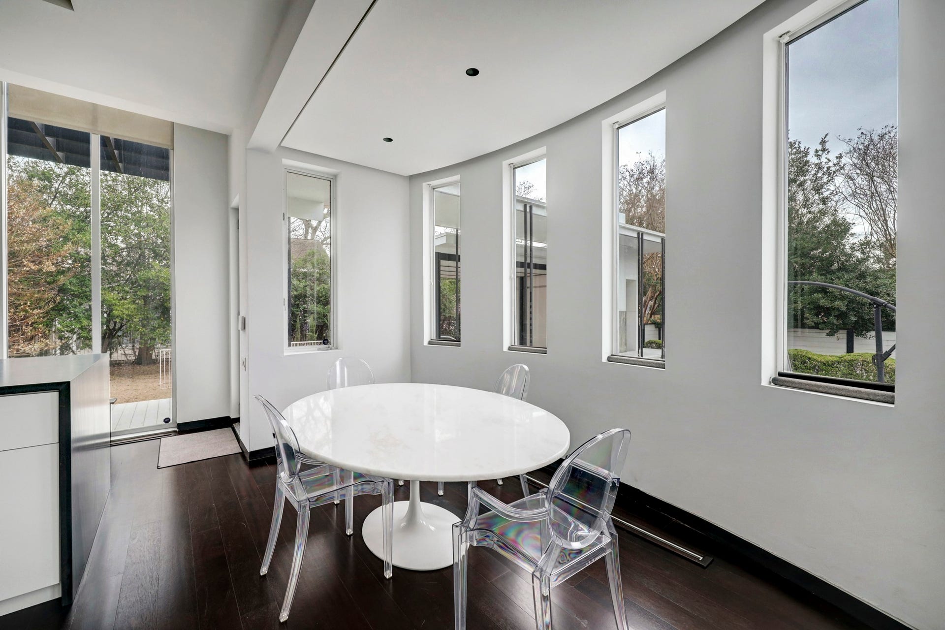 2200 Harvard Street, Houston, TX 77008 The dining area is sleek yet very comfortable. Enjoy your morning coffee as you look out onto the stunning backyard and pool area.