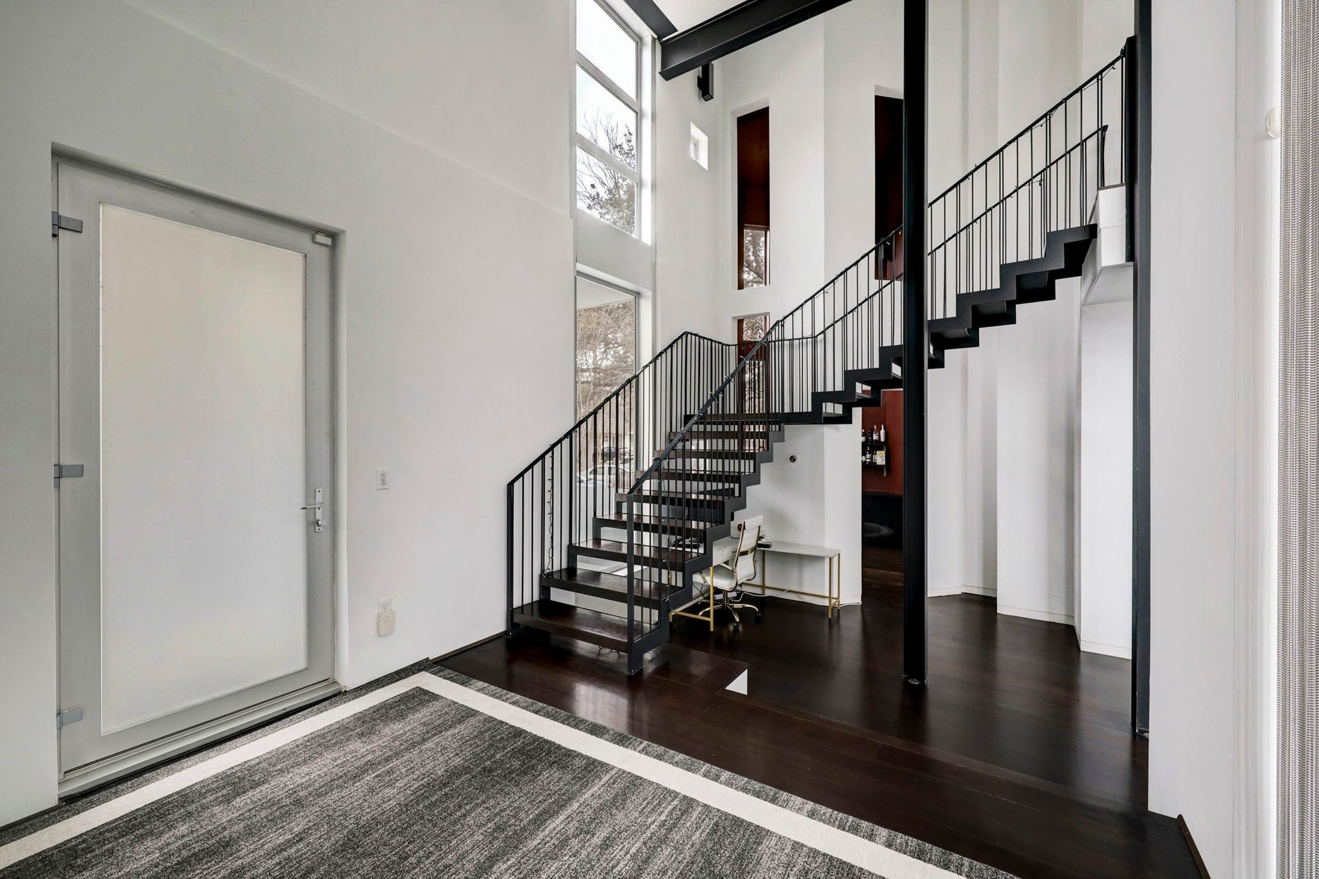 2200 Harvard Street, Houston, TX 77008 A dramatic floating staircase transports you from the entry to the second floor, while also providing a cozy work/study area.