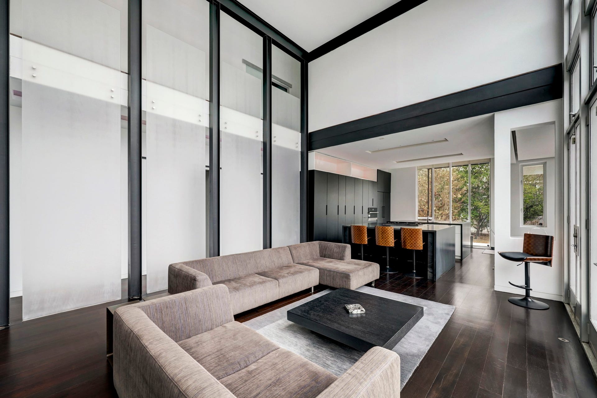 2200 Harvard Street, Houston, TX 77008 An open floor plan allows a seamless flow between living, dining, and kitchen spaces. The space features high ceilings, recess lighting, and deep Brazilian cherry wood floors.