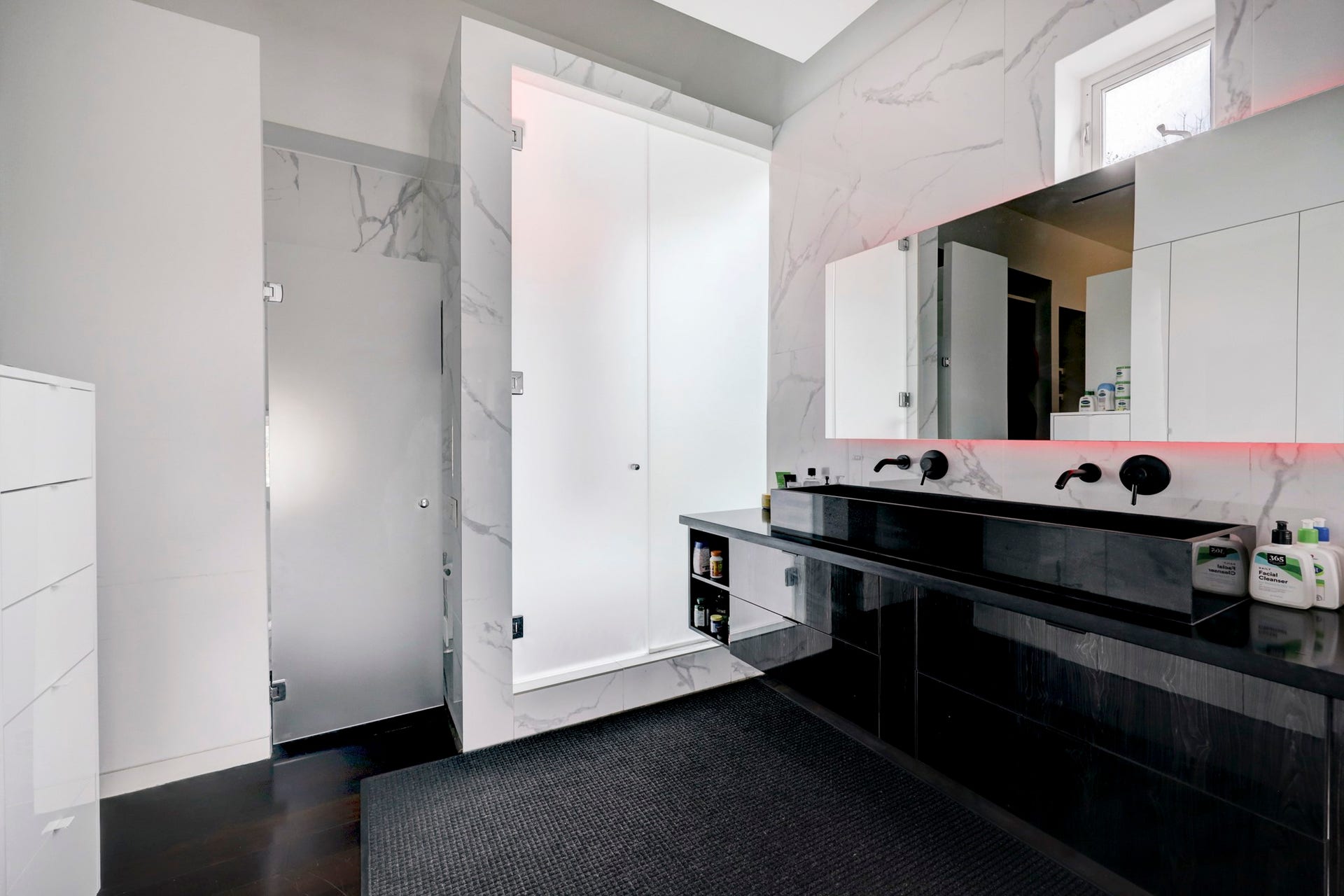 2200 Harvard Street, Houston, TX 77008 Just off the ensuite bath sits the master closet with extra storage, the utility room, and a photo imaging room.