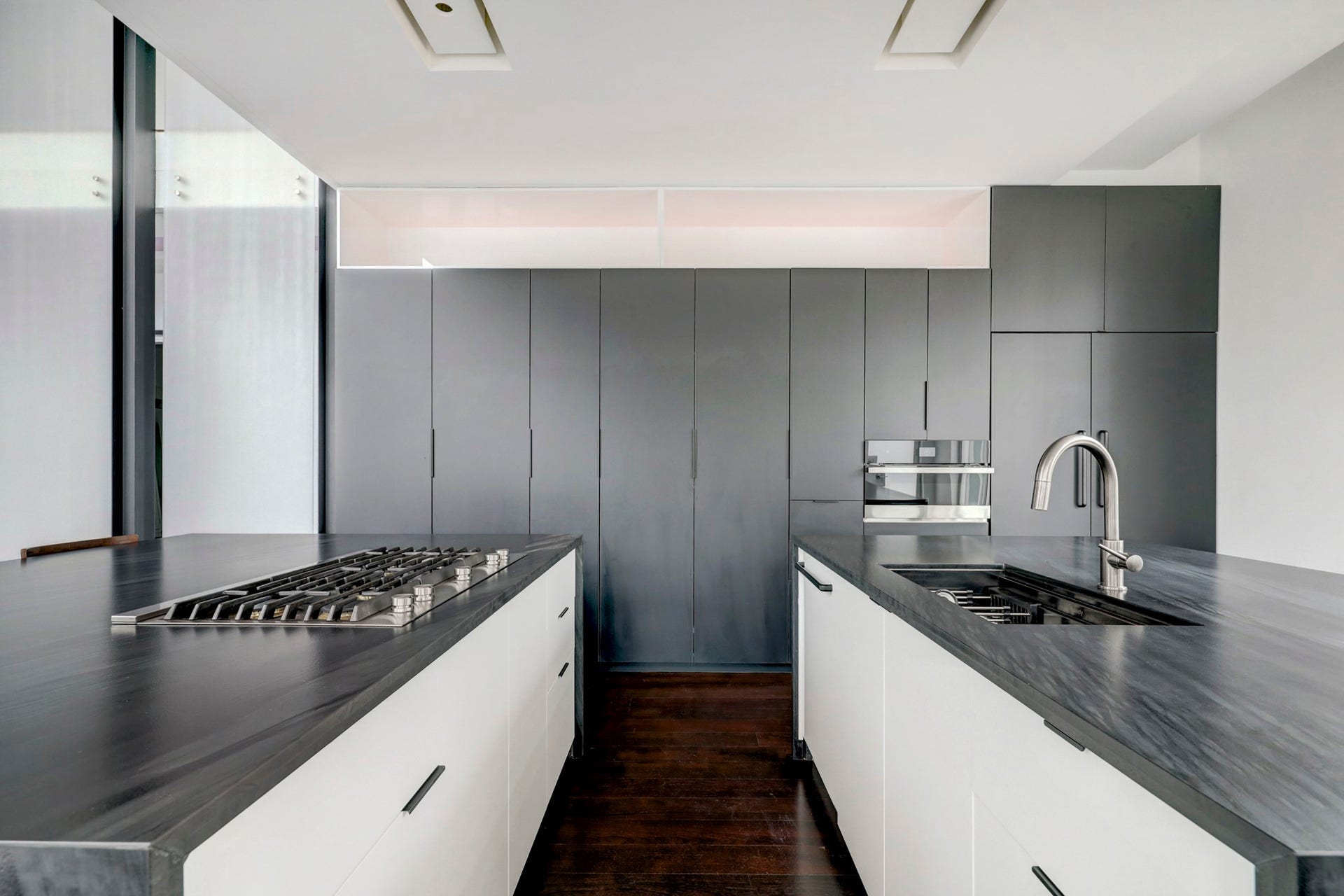 2200 Harvard Street, Houston, TX 77008 The ultra modern kitchen/dining combo offers ample storage, soft accent lighting, bespoke LED lighting, multiple eating areas, and upgraded appliances.