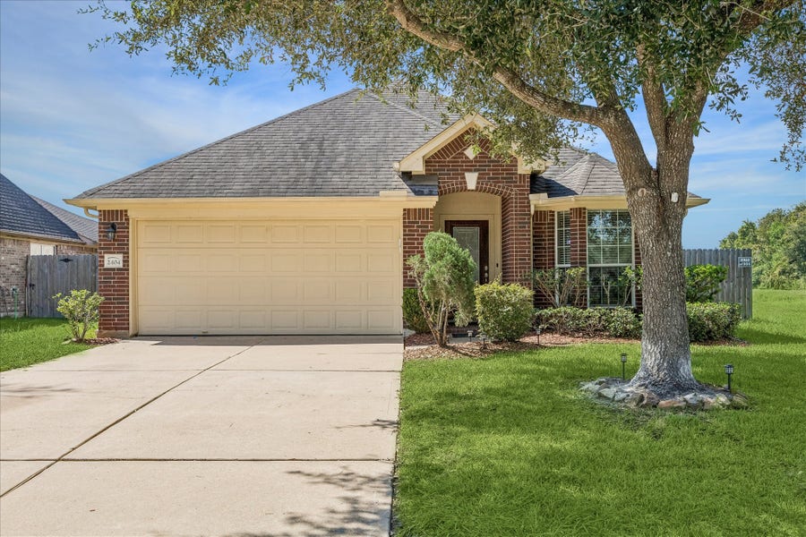 Property photo for 2404 Avalon Trace Lane, Pearland, TX