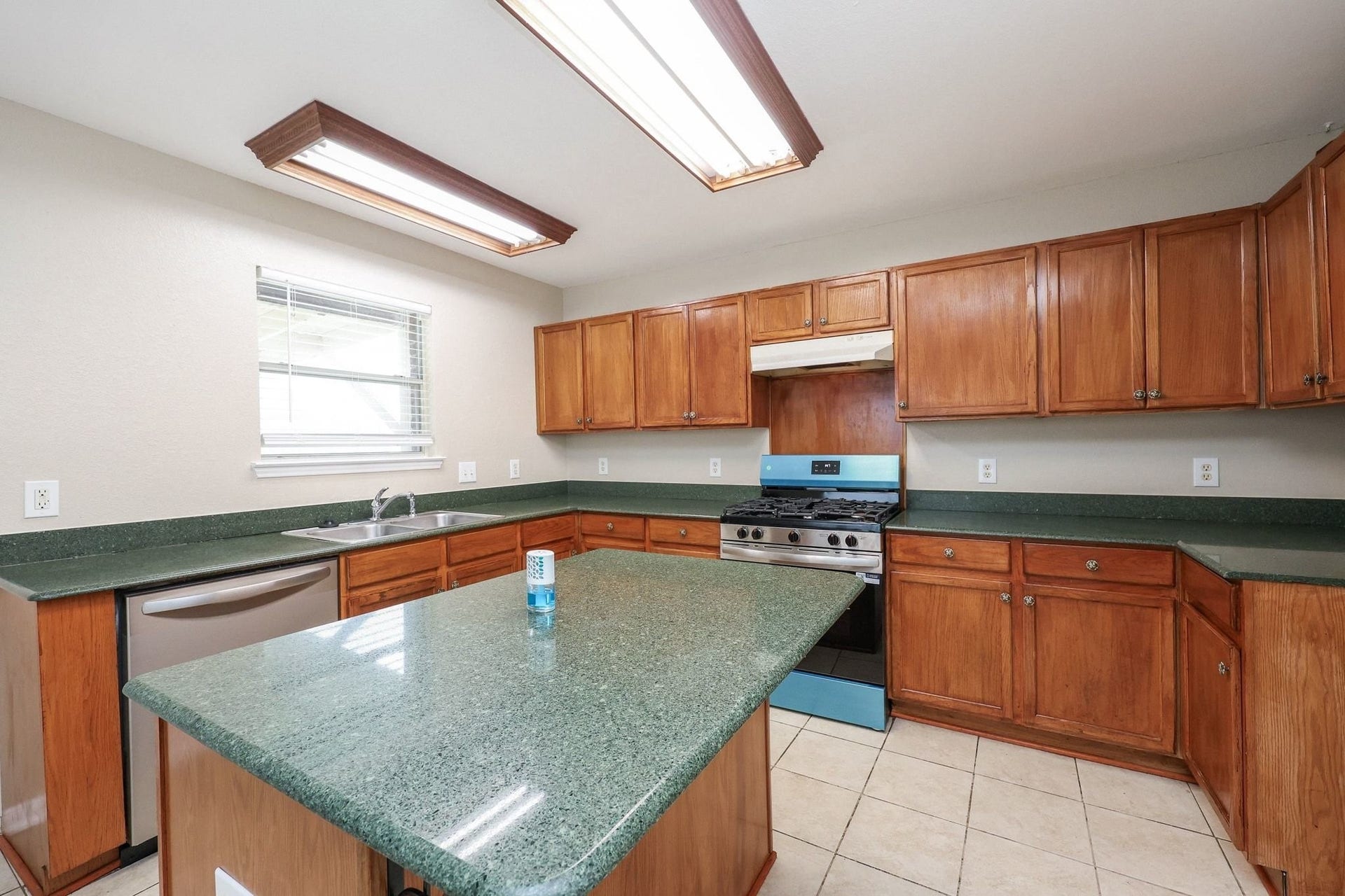 16526 Eaglewood Shadows Drive, Sugar Land, TX 77498 16526 Eaglewood Shadows Drive, Sugar Land, TX 77498
