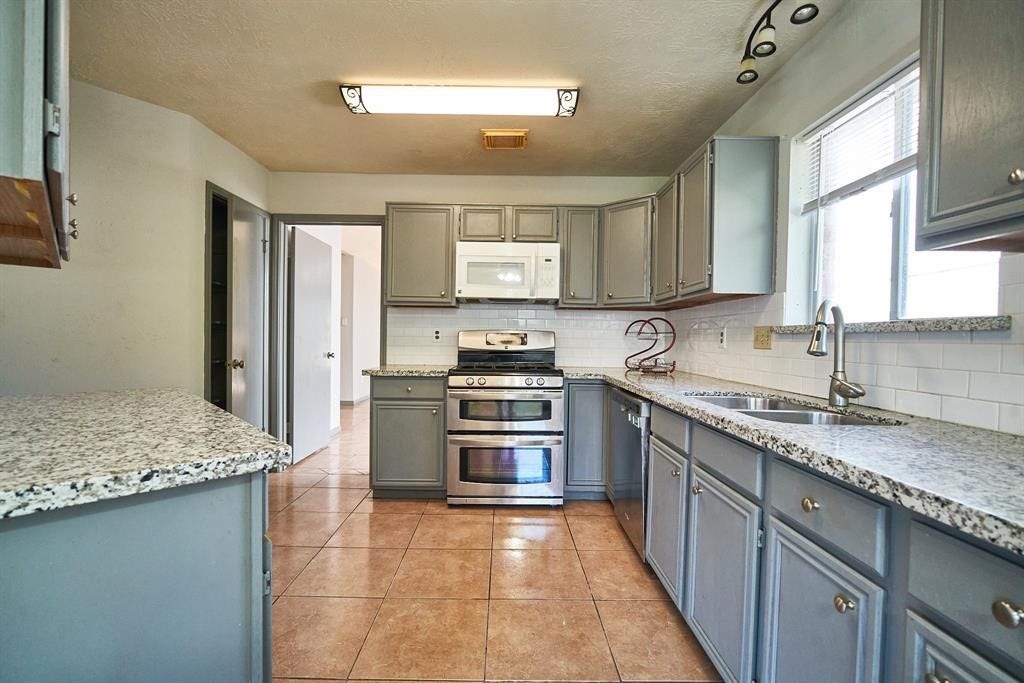 7811 Londres Drive, Houston, TX 77083 7811 Londres Drive, Houston, TX 77083