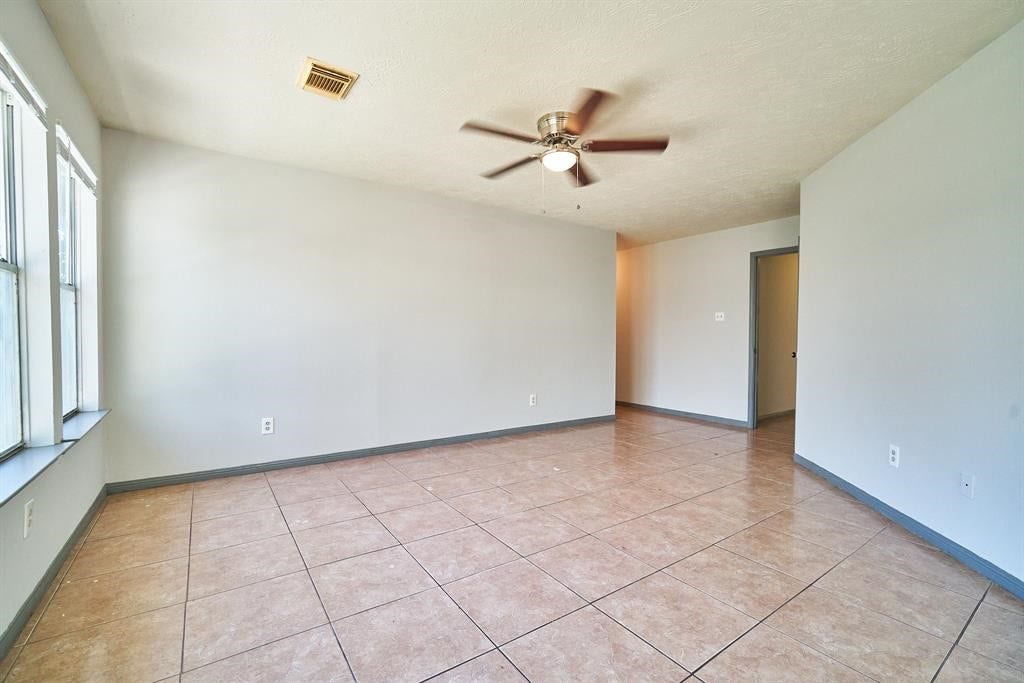 7811 Londres Drive, Houston, TX 77083 7811 Londres Drive, Houston, TX 77083
