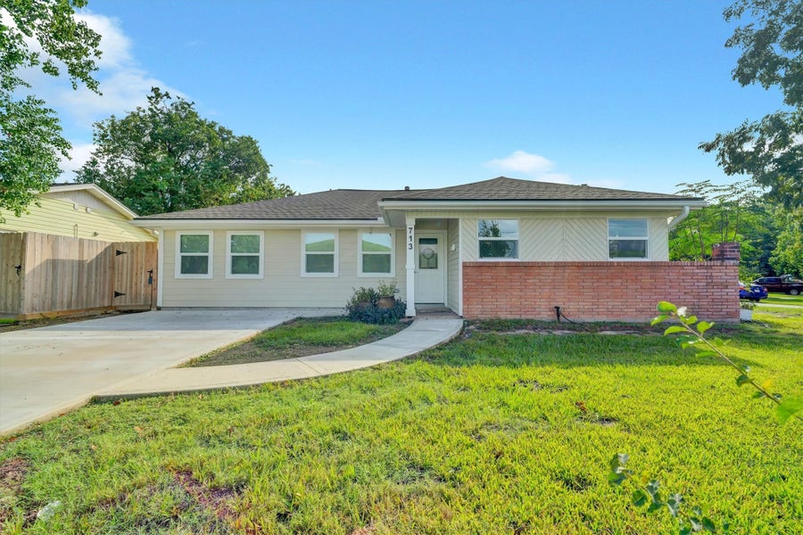 Property photo for 713 Scarborough Lane, Pasadena, TX