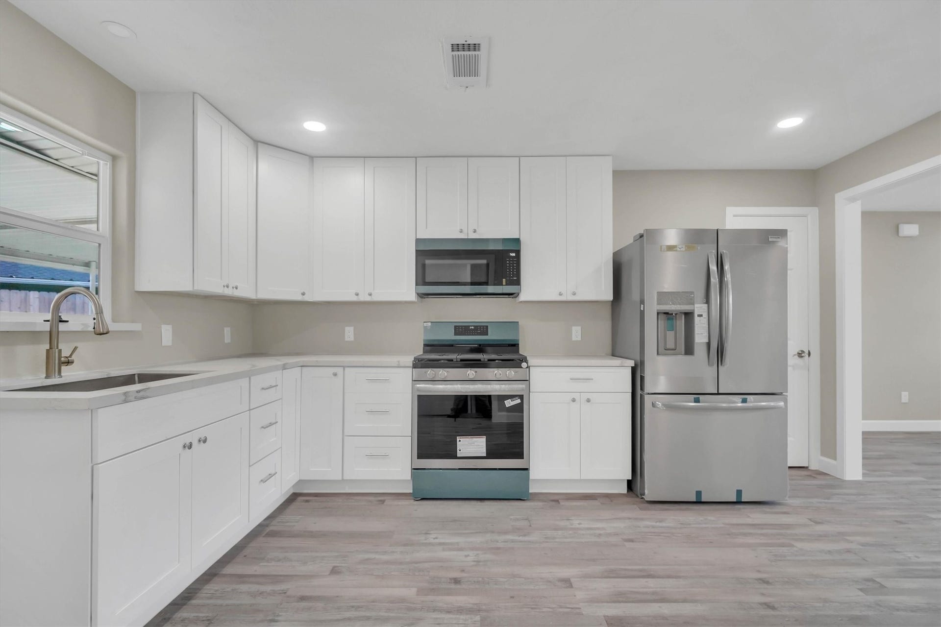 This kitchen offers soft-close drawers & cabinetry, with a spacious layout perfect for cooking and entertaining.
