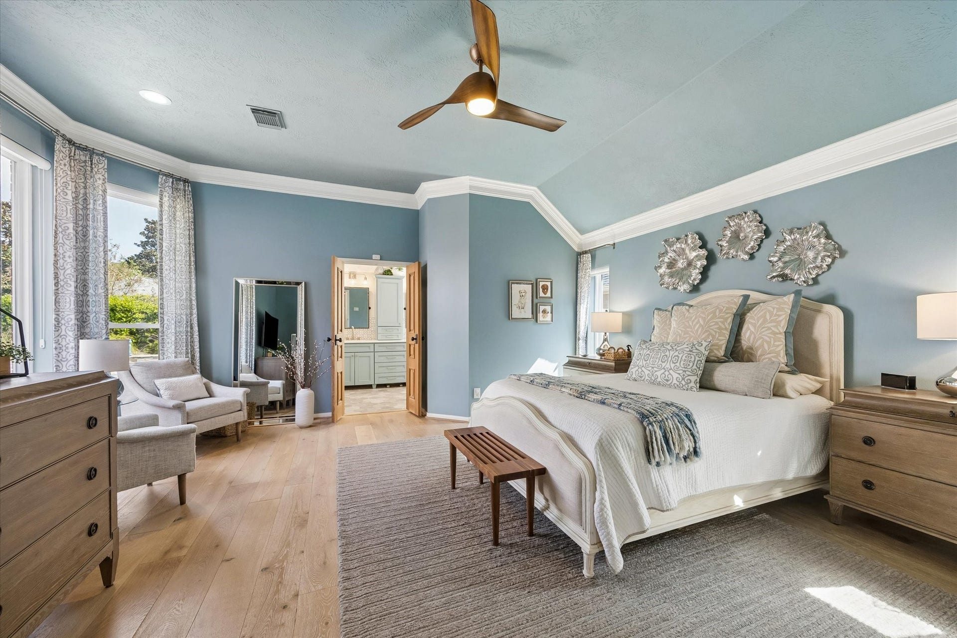 15106 Chestnut Glen Lane, Cypress, TX 77429 After a busy day, retreat to a spacious primary suite designed for comfort and relaxation. Generous proportions, beautiful flooring, and an inviting atmosphere create a peaceful place to unwind and recharge.