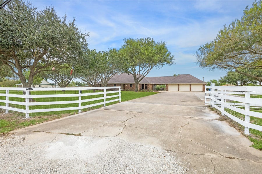 Property photo for 9102 N Humble Camp Road, Dickinson, TX