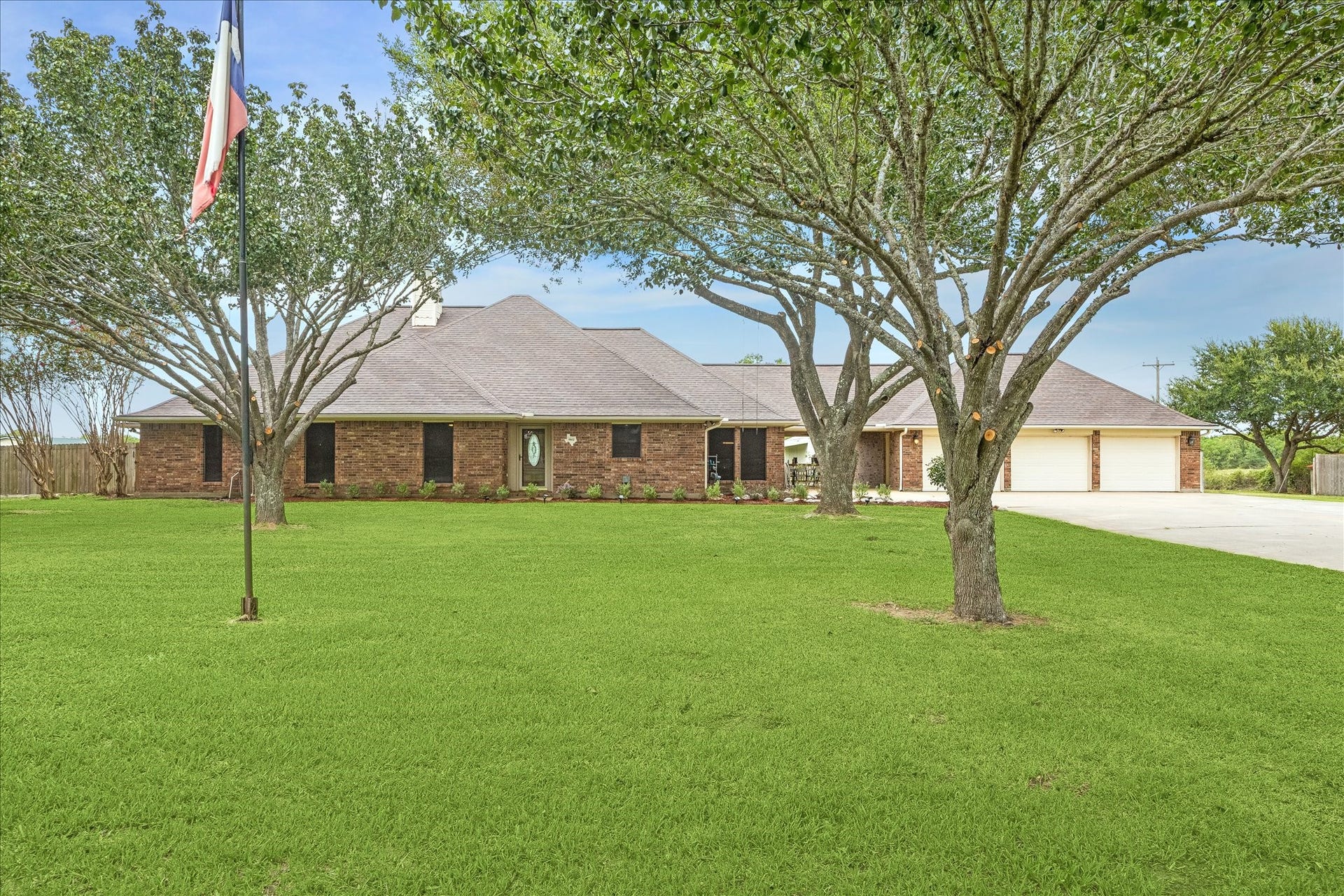 9102 N Humble Camp Road, Dickinson, TX 77539 4/5 bedrooms, 3 full baths.