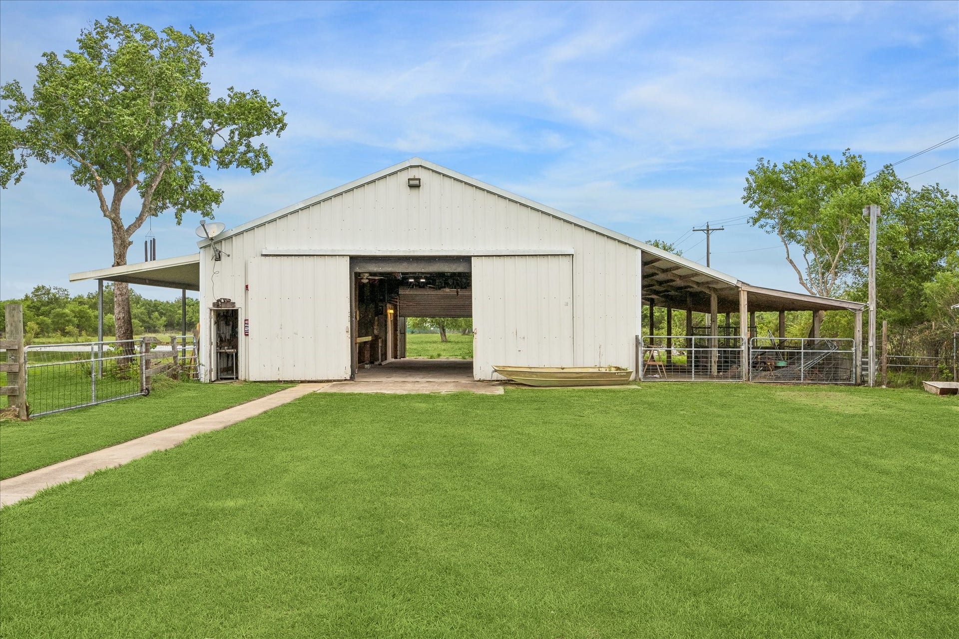 9102 N Humble Camp Road, Dickinson, TX 77539 Big Party Barn with 3 overhead doors.