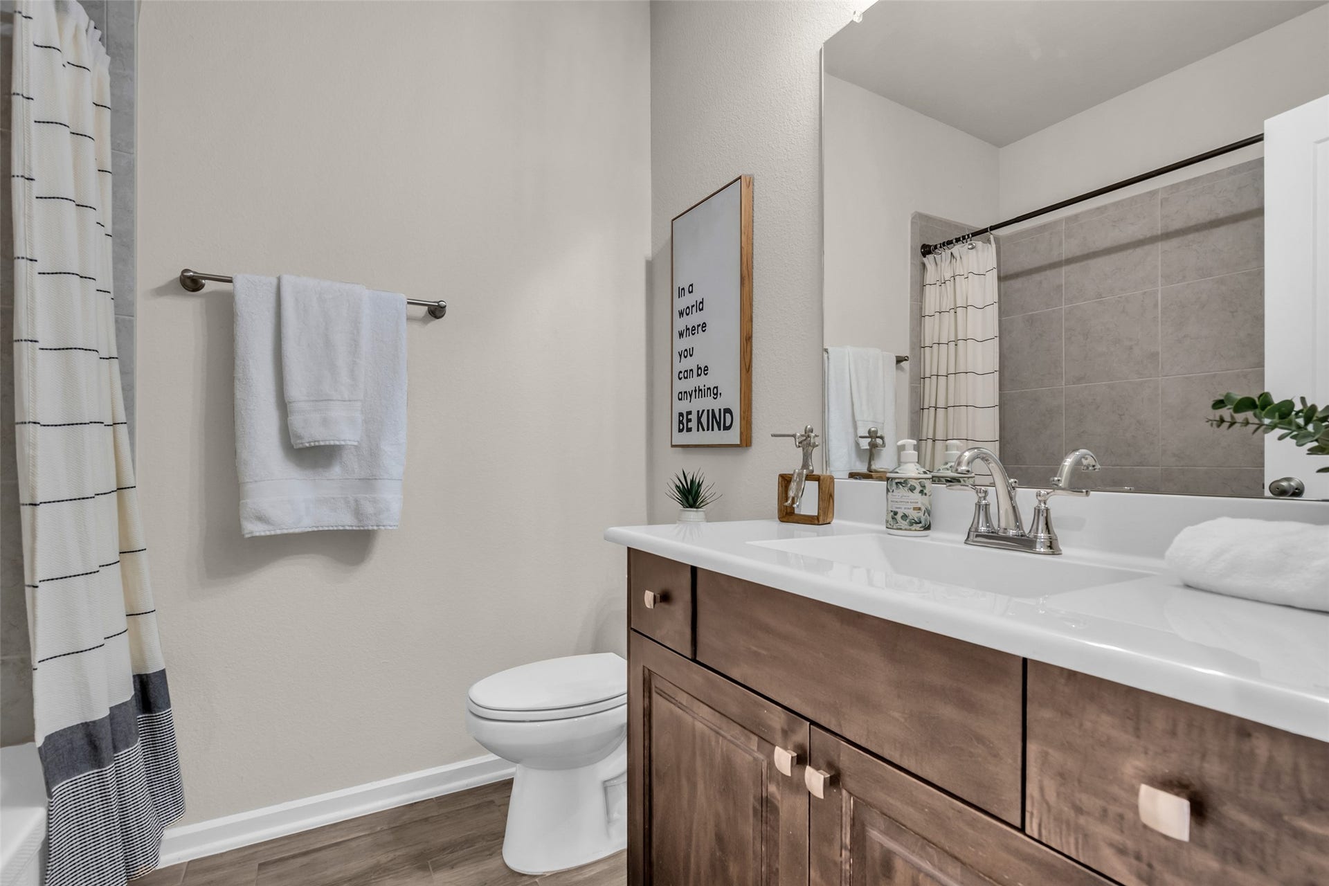 11935 Radura Road, Humble, TX 77346 Well-appointed full bath with modern fixtures and tub/shower combination.
