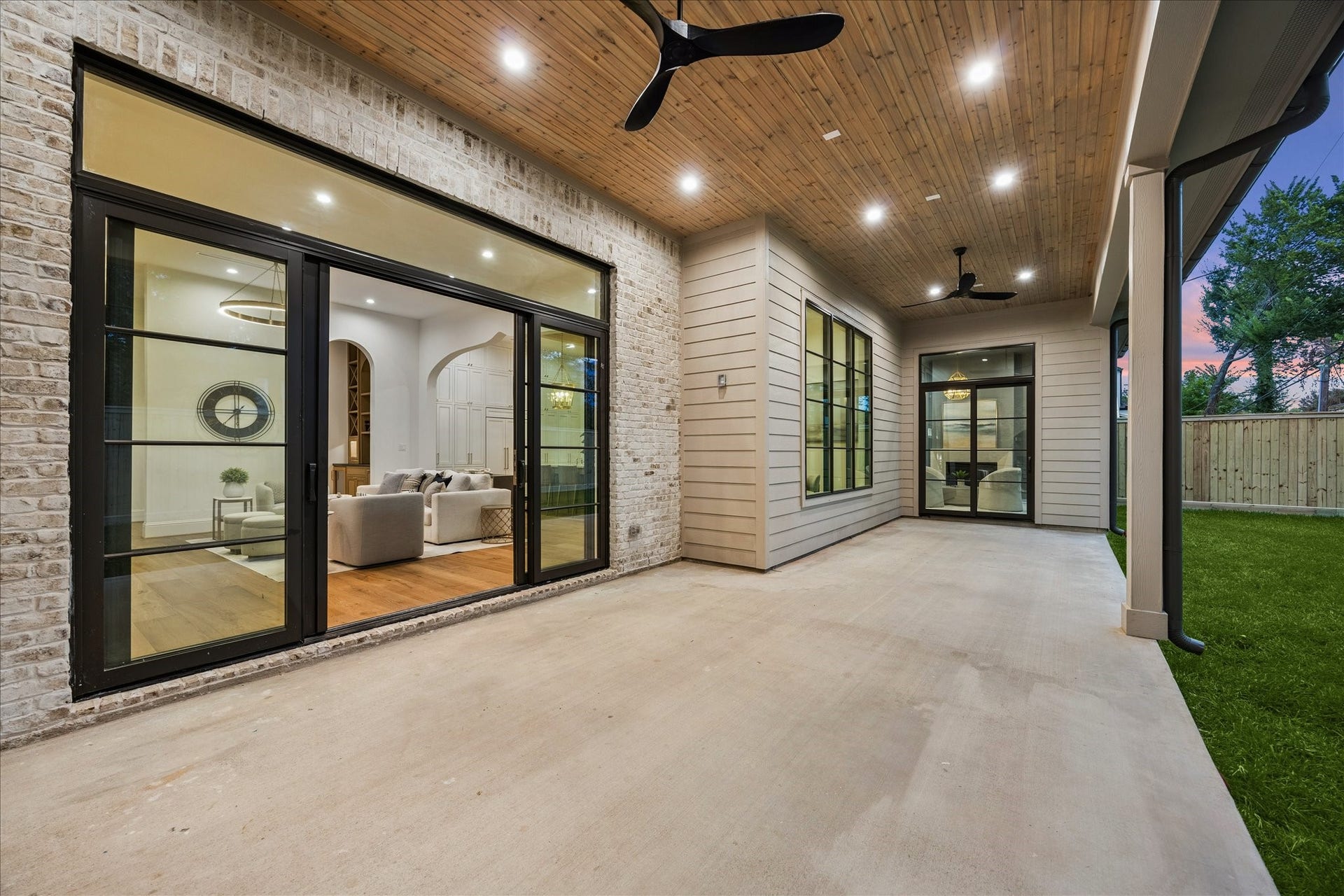 7719 Bryonwood Drive, Houston, TX 77055 A wall of sliding glass doors connects the family room to the covered patio.