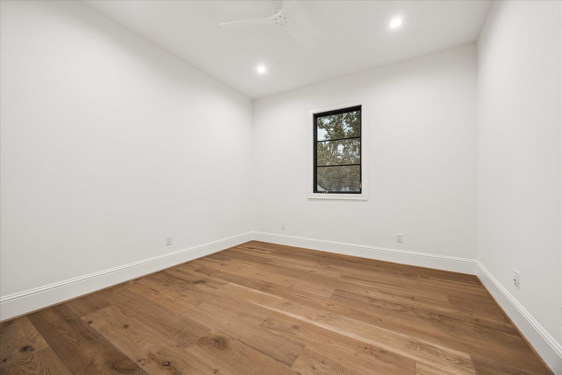 7719 Bryonwood Drive, Houston, TX 77055 Spray-foam insulation and variable-speed HVAC keep every room quiet and comfortable.