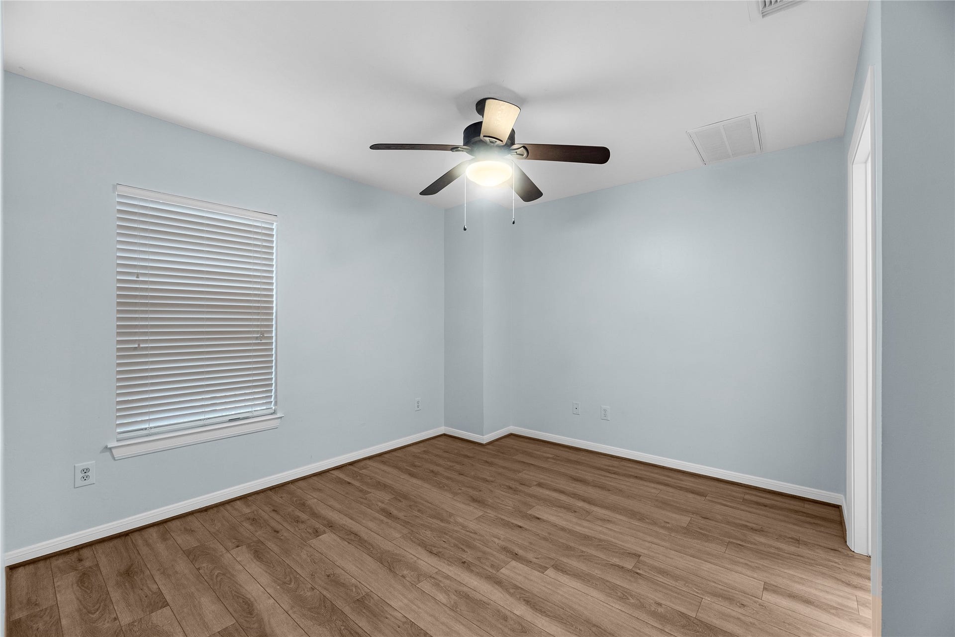 1712 Bevis Street, Houston, TX 77008 Located on the first floor just off the entry, this private guest suite offers a comfortable and versatile space with updated flooring, natural light, and its own en suite bathroom for added convenience and privacy