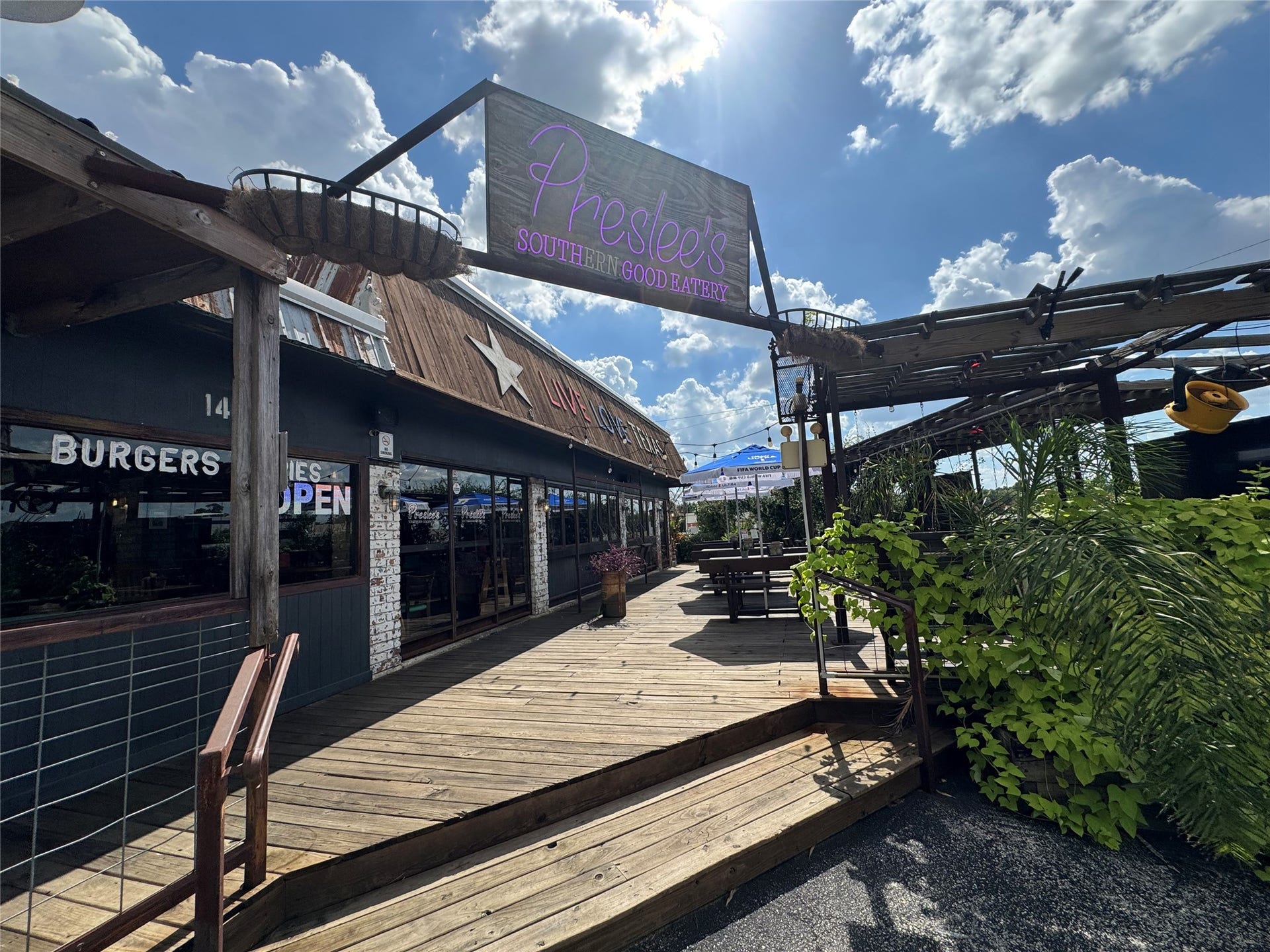 1712 Bevis Street, Houston, TX 77008 Preslee's Southern Good Eatery, located within walking distance, offers Southern-inspired dining, outdoor patio seating, and a welcoming neighborhood atmosphere.