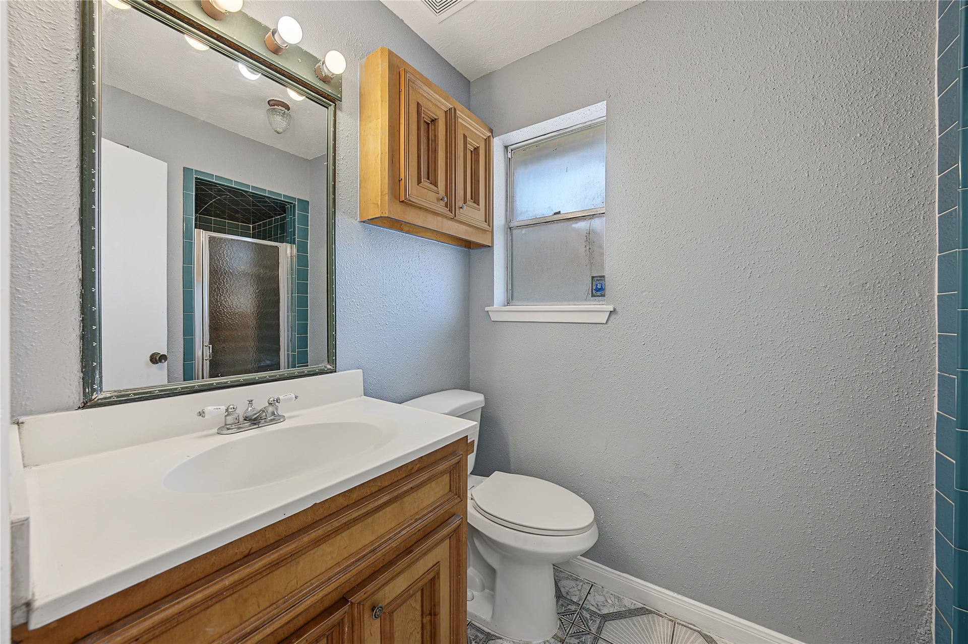 7510 Baneway Drive, Houston, TX 77072 Full bathroom featuring a functional layout, fresh interior paint, and clean finishes.