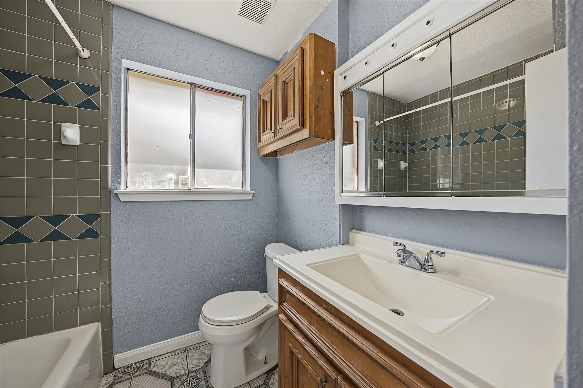 7510 Baneway Drive, Houston, TX 77072 Full bathroom featuring clean finishes, functional layout, and a fresh aesthetic.